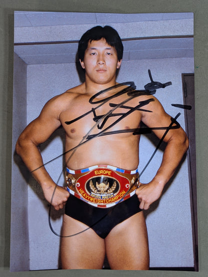 Akira Maeda  hand signed autograph Pro-Photo  (European Heavyweight Championship)
