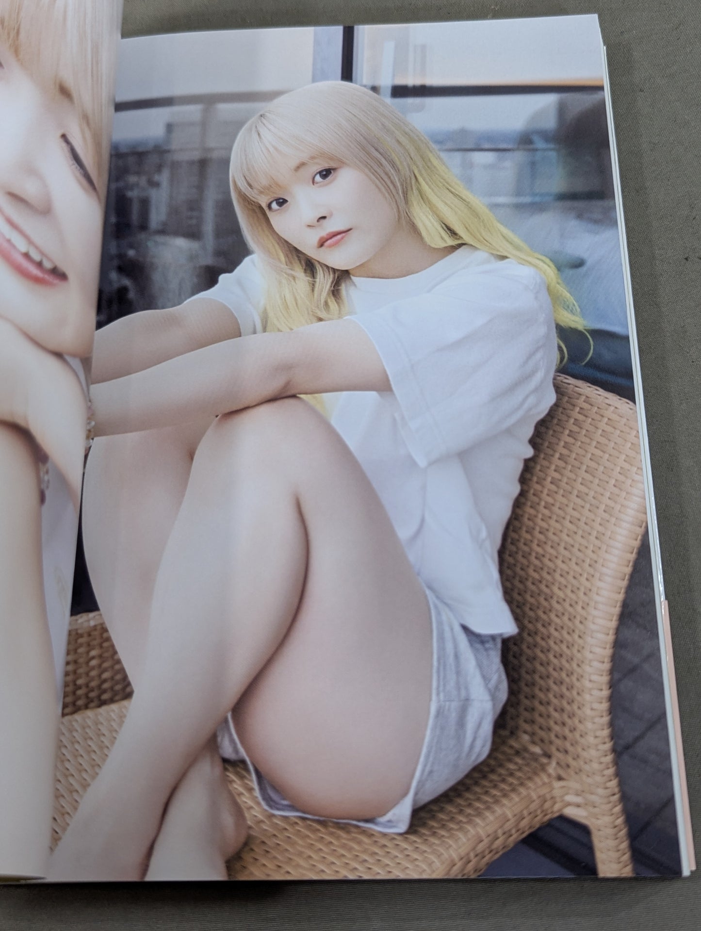 【Hand signed autograph & bonus trading card】 NATSUPOI  Photo Essay 29/30