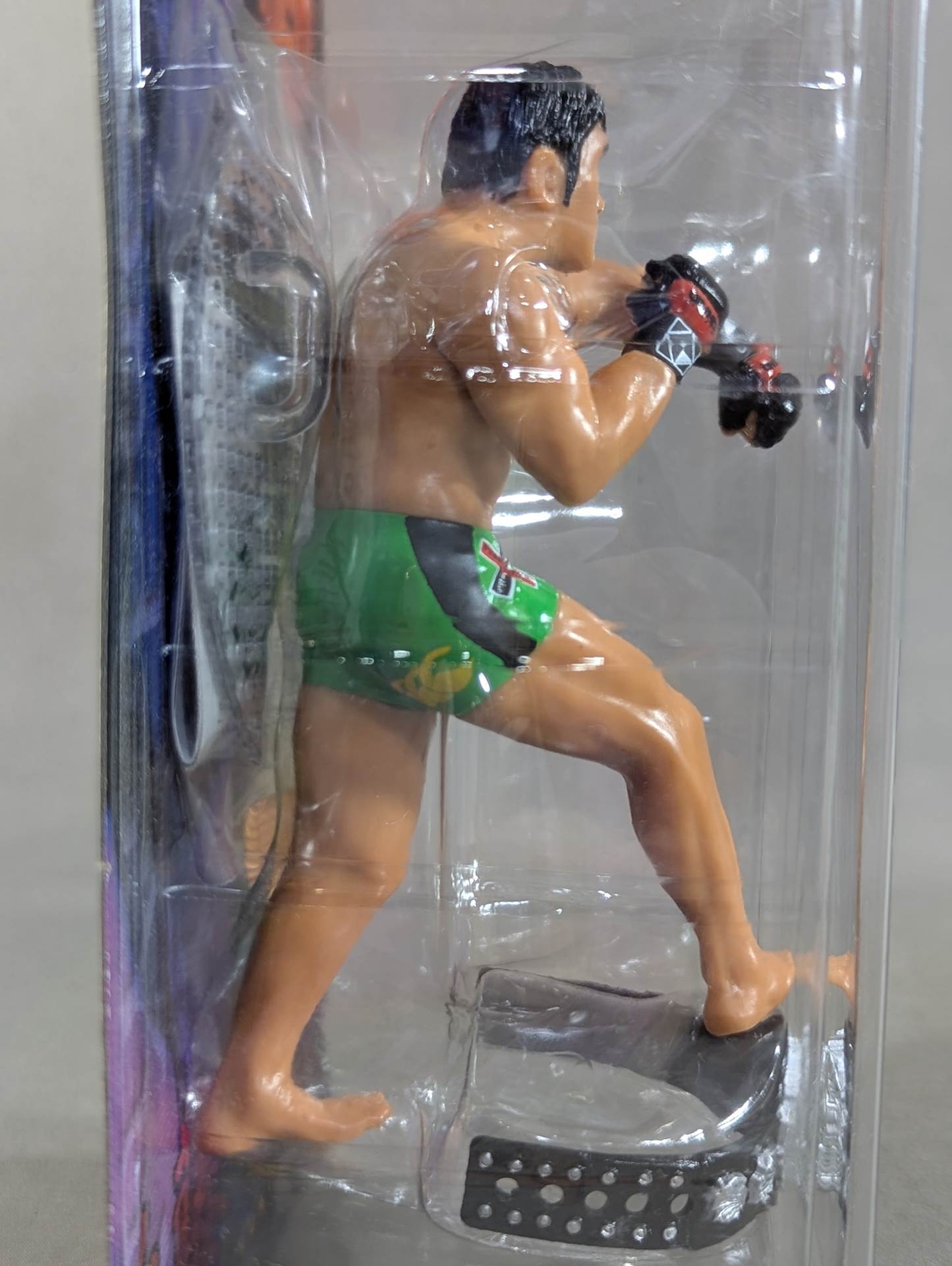 Yuki Kondo (with belt, yellow-green pants, left hook)