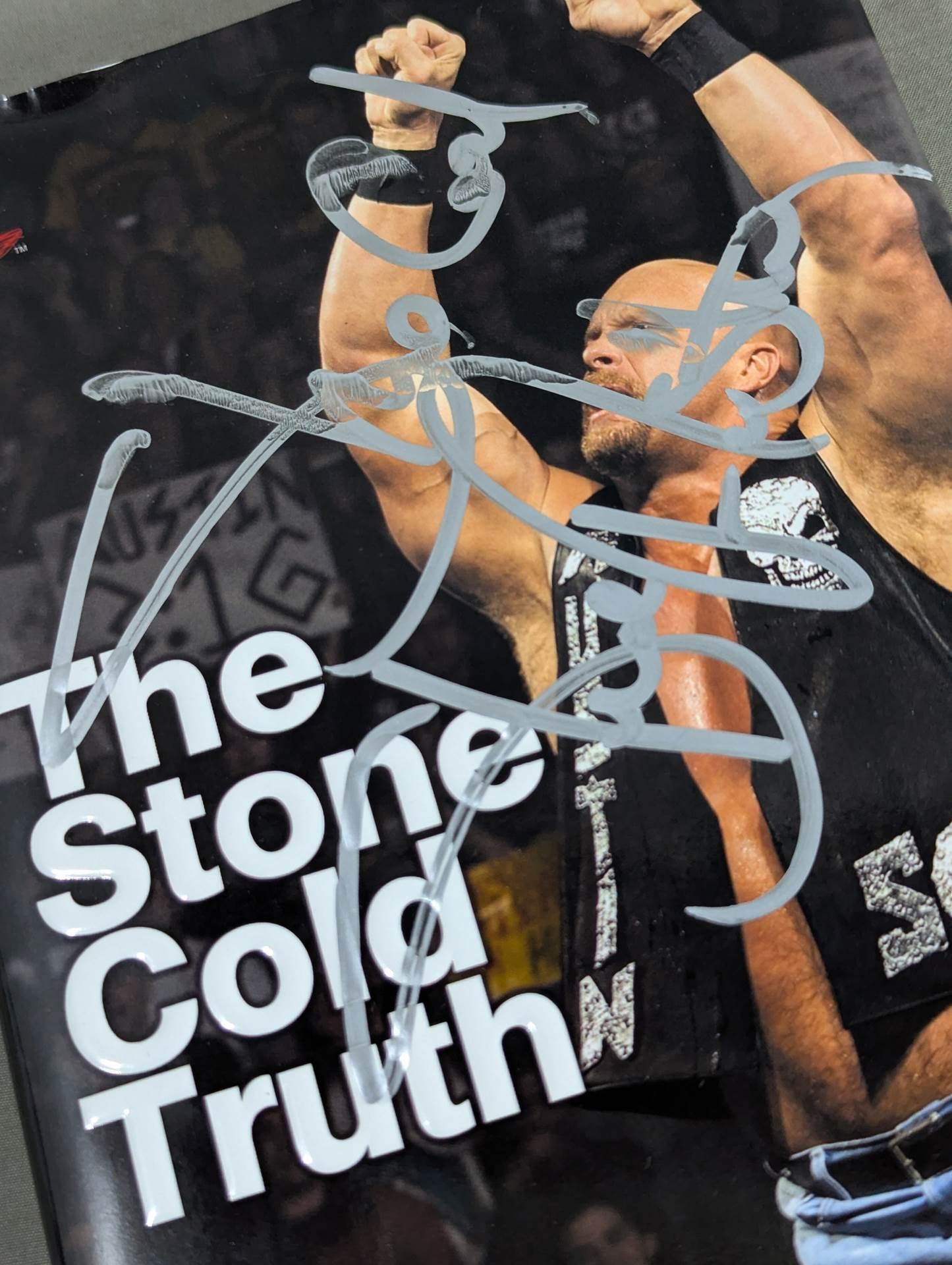 【超激レア】WWE スティーブオースティン自伝　サイン入り 直筆サイン入り＆ステッカー付】The Stone Cold Truth(ハードカバー版