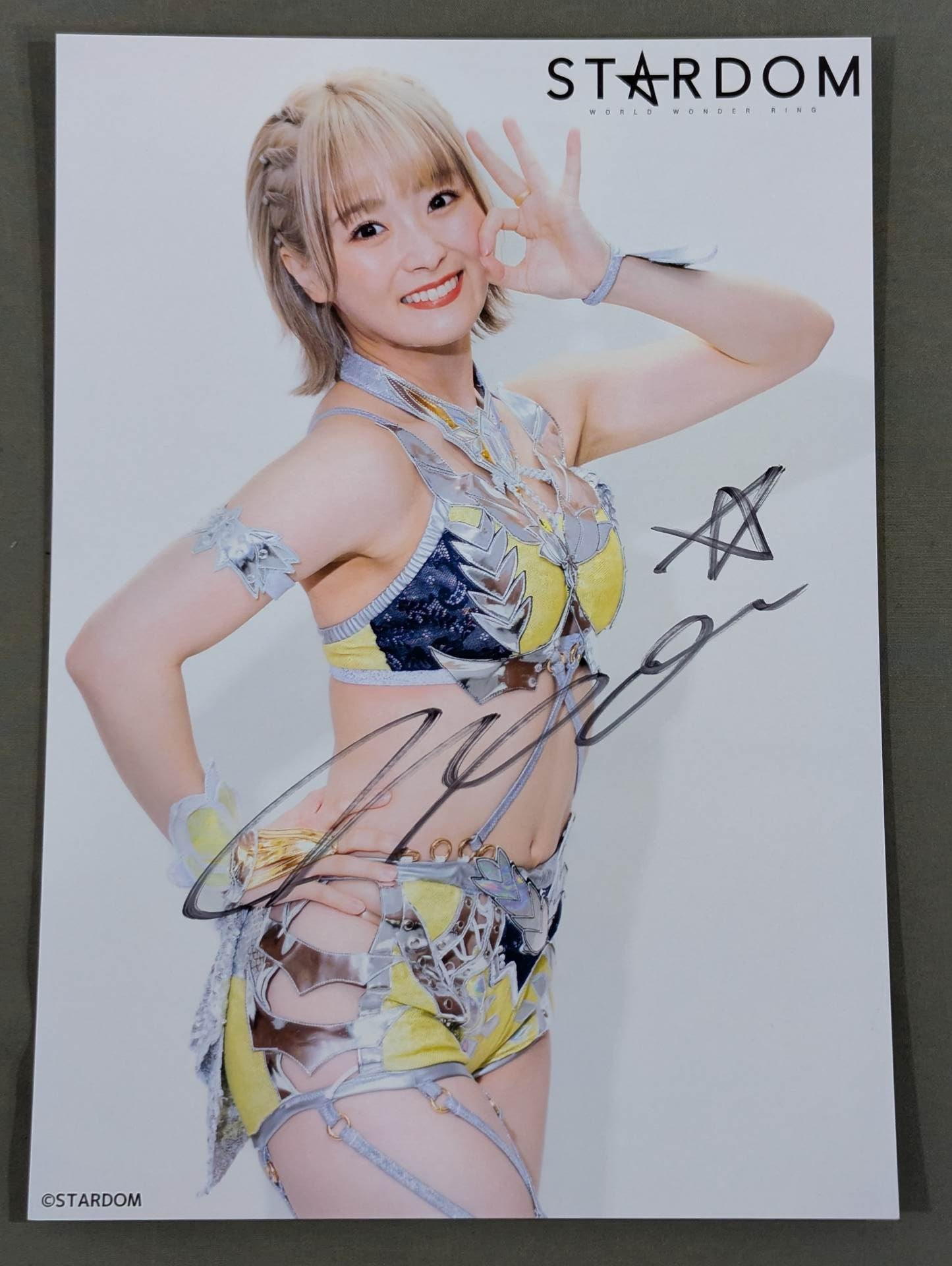 なつぽい 直筆サイン入り スターダムポートレート(O-9)