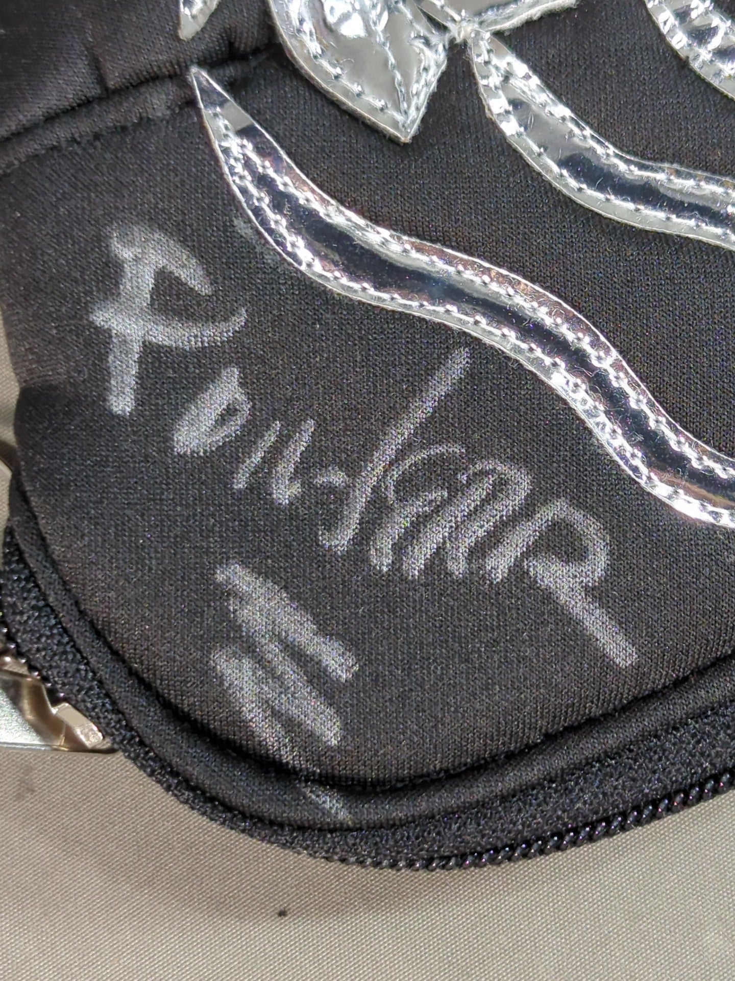 【hand signed autograph】 El Pantera Mask Coin Case Keychain