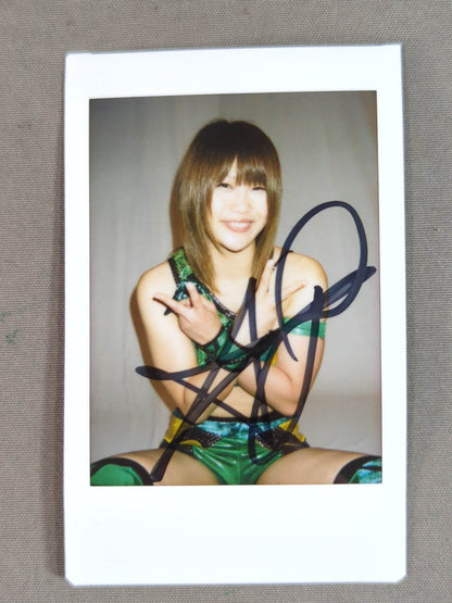 2013 BBM Ayumi Kurihara  hand signed autograph Official Cheki Card (Green Costume)