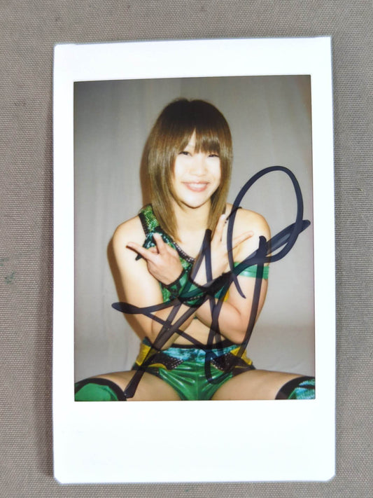 2013 BBM Ayumi Kurihara  hand signed autograph Official Cheki Card (Green Costume)