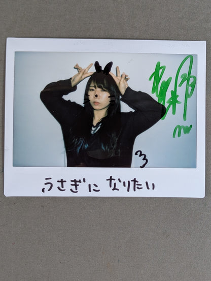 Momo Watanabe  hand signed autograph  Cheki (E-9)