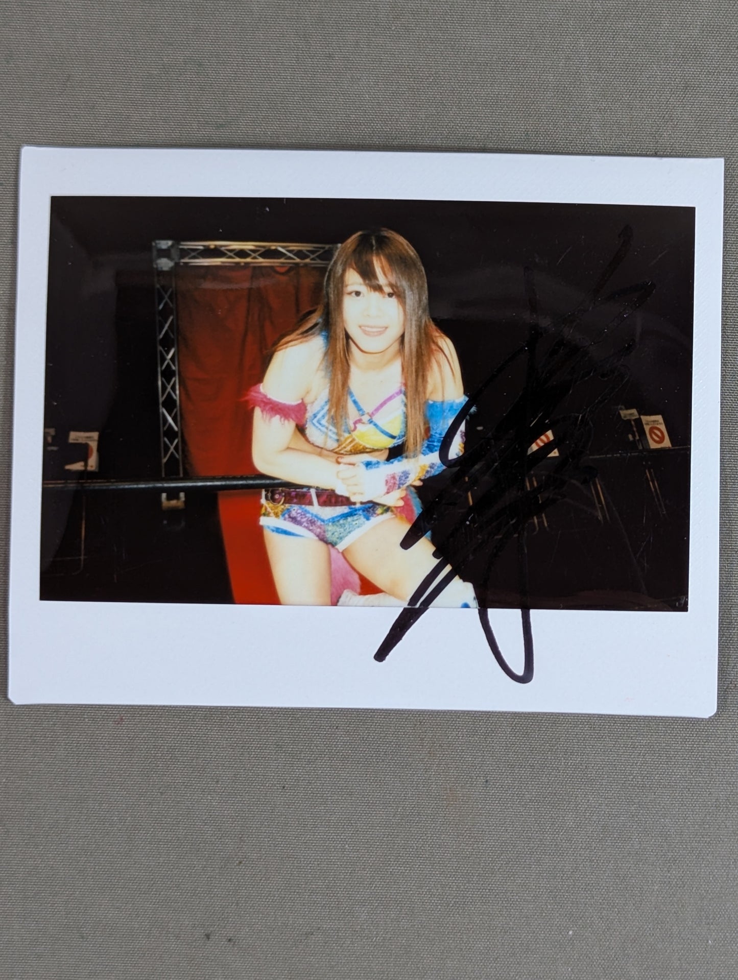 Mayu Iwatani  hand signed autograph  Cheki (F-8)