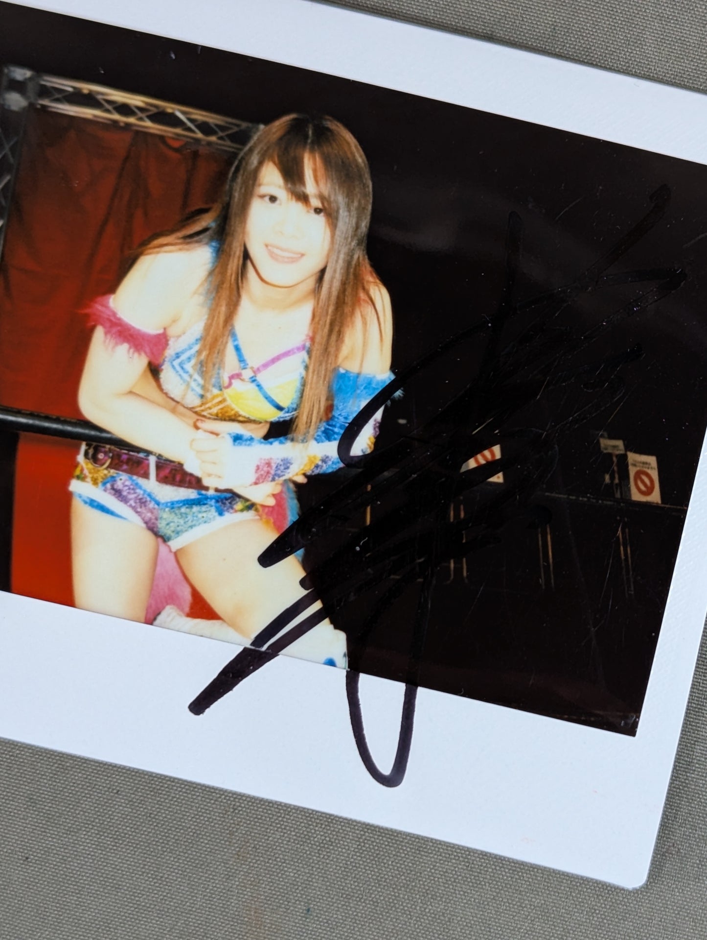 Mayu Iwatani  hand signed autograph  Cheki (F-8)