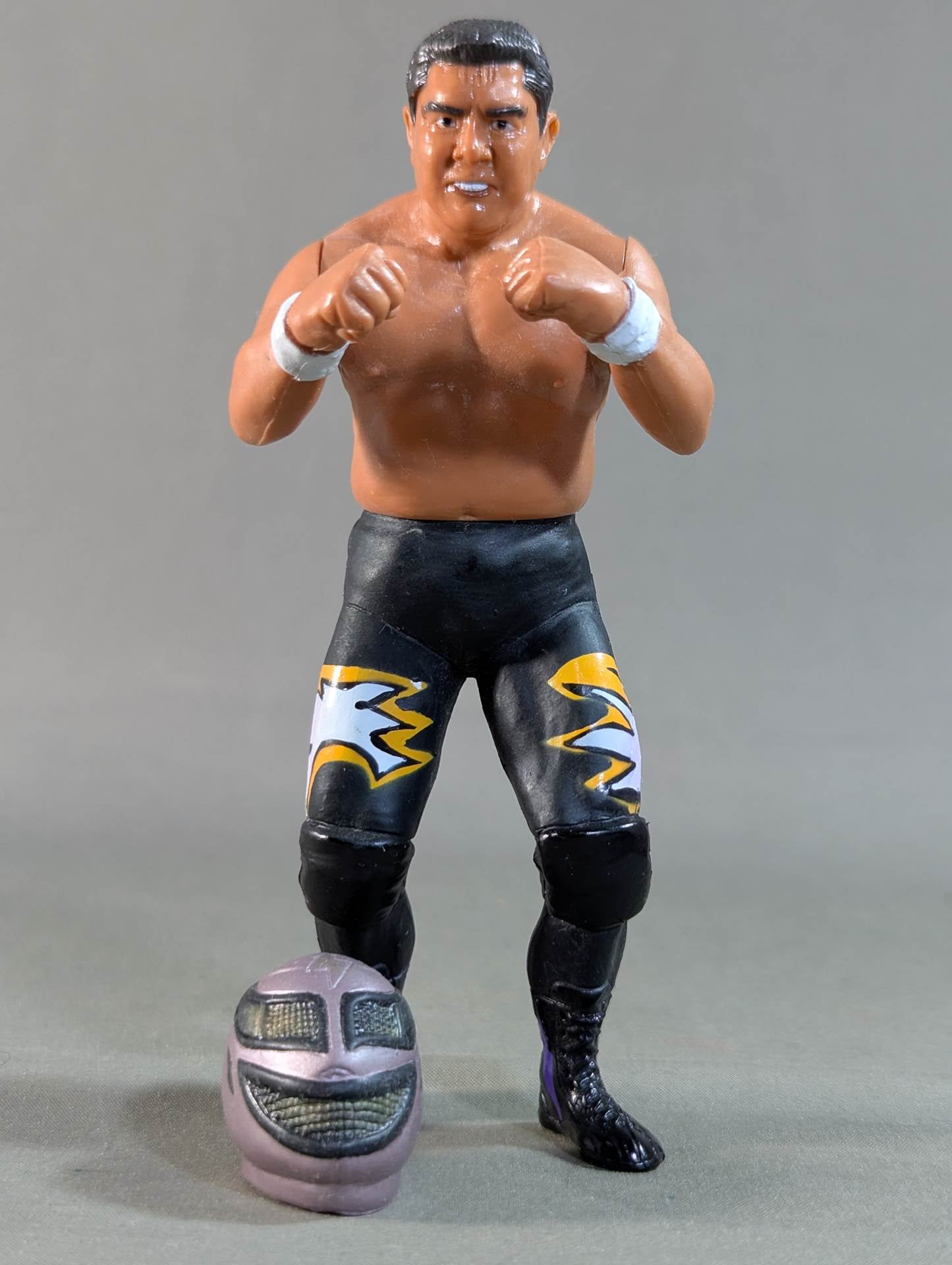 Junji Hirata (with mask)