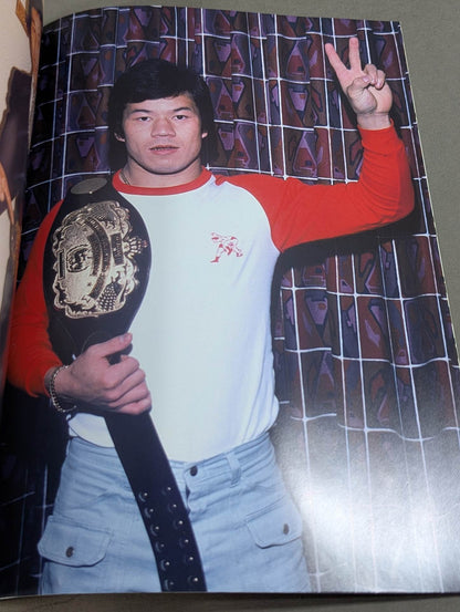 [Tatsumi Fujinami  hand signed autograph ] Full Swing Magazine No. 9 Tatsumi Fujinami 's debut 50th anniversary "Memorial" Pro-Photo Collection"