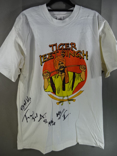 【hand signed autograph】 Tiger Jeet Singh  Illustration T-Shirts(1) (White)