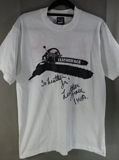 【hand signed autograph】 Leather Face Chainsaw Illustration T-Shirt (1)(IWA / White)