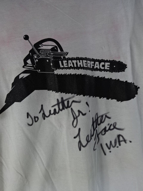 【hand signed autograph】 Leather Face Chainsaw Illustration T-Shirt (1)(IWA / White)