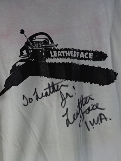 【hand signed autograph】 Leather Face Chainsaw Illustration T-Shirt (1)(IWA / White)