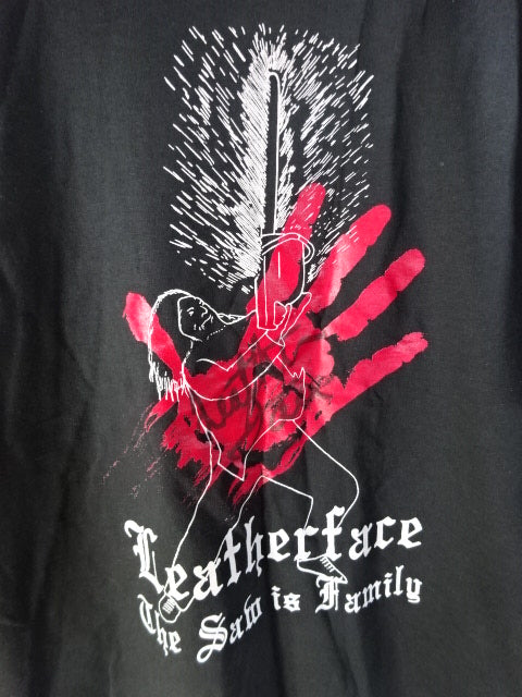 【hand signed autograph】 Leather Face "The SAW is family." T-Shirt (2) (IWA / Black)