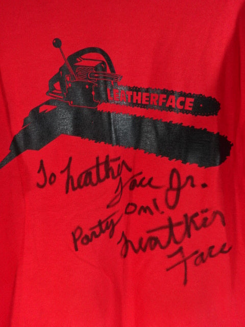 【hand signed autograph】 Leather Face Chainsaw Illustration T-Shirt (2)(IWA / Red)