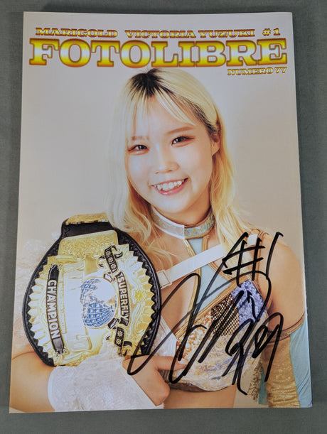 【Victoria Yuzuki  hand signed autograph 】FOTOLIBRE de Mascara Numero.77