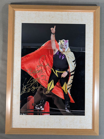 Super Tiger hand signed autograph  framed large format photo 
