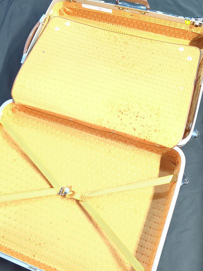 Mr. Takahashi's long-term suitcase