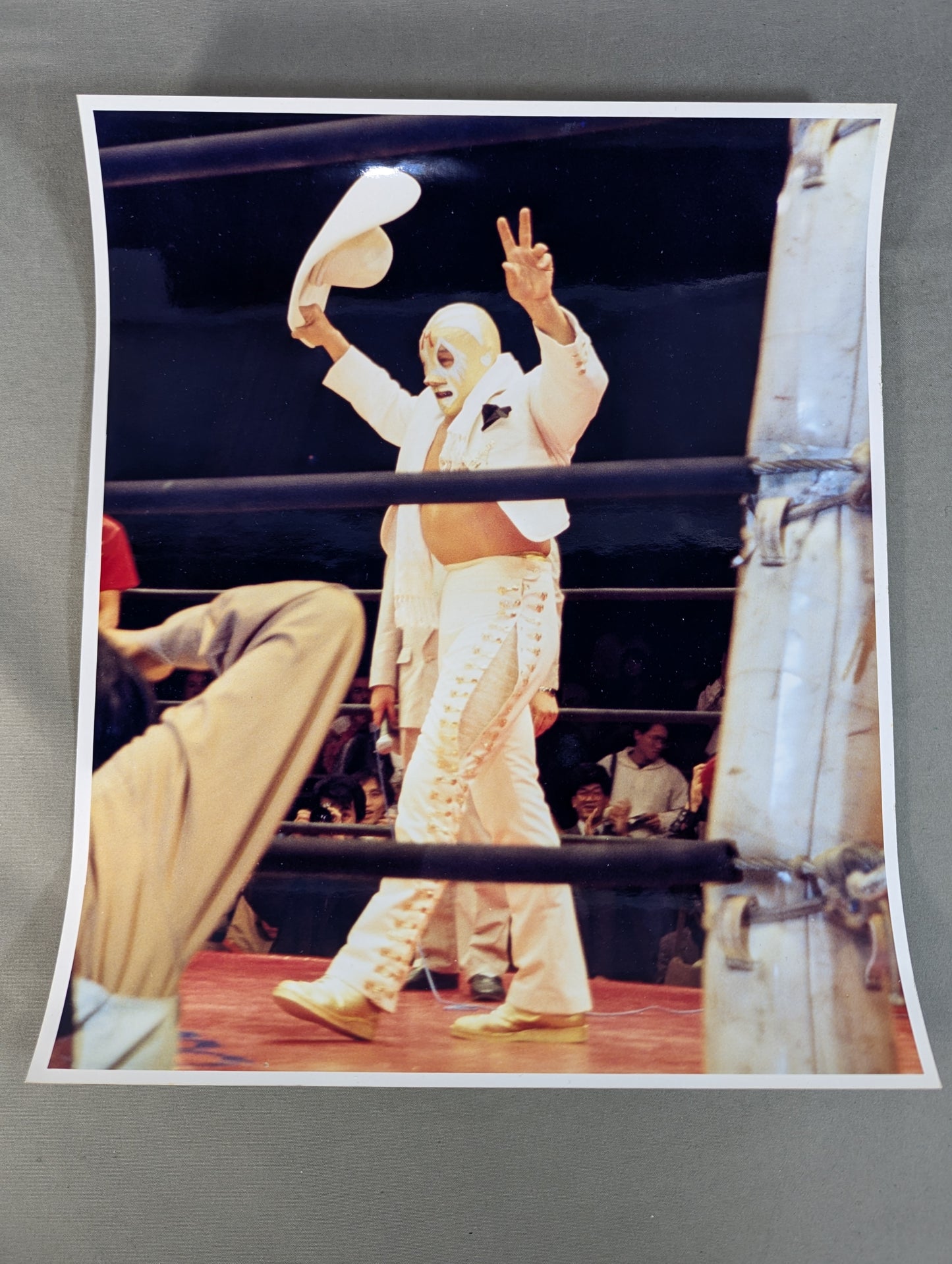 Mil Mascaras  large photo (A-2)