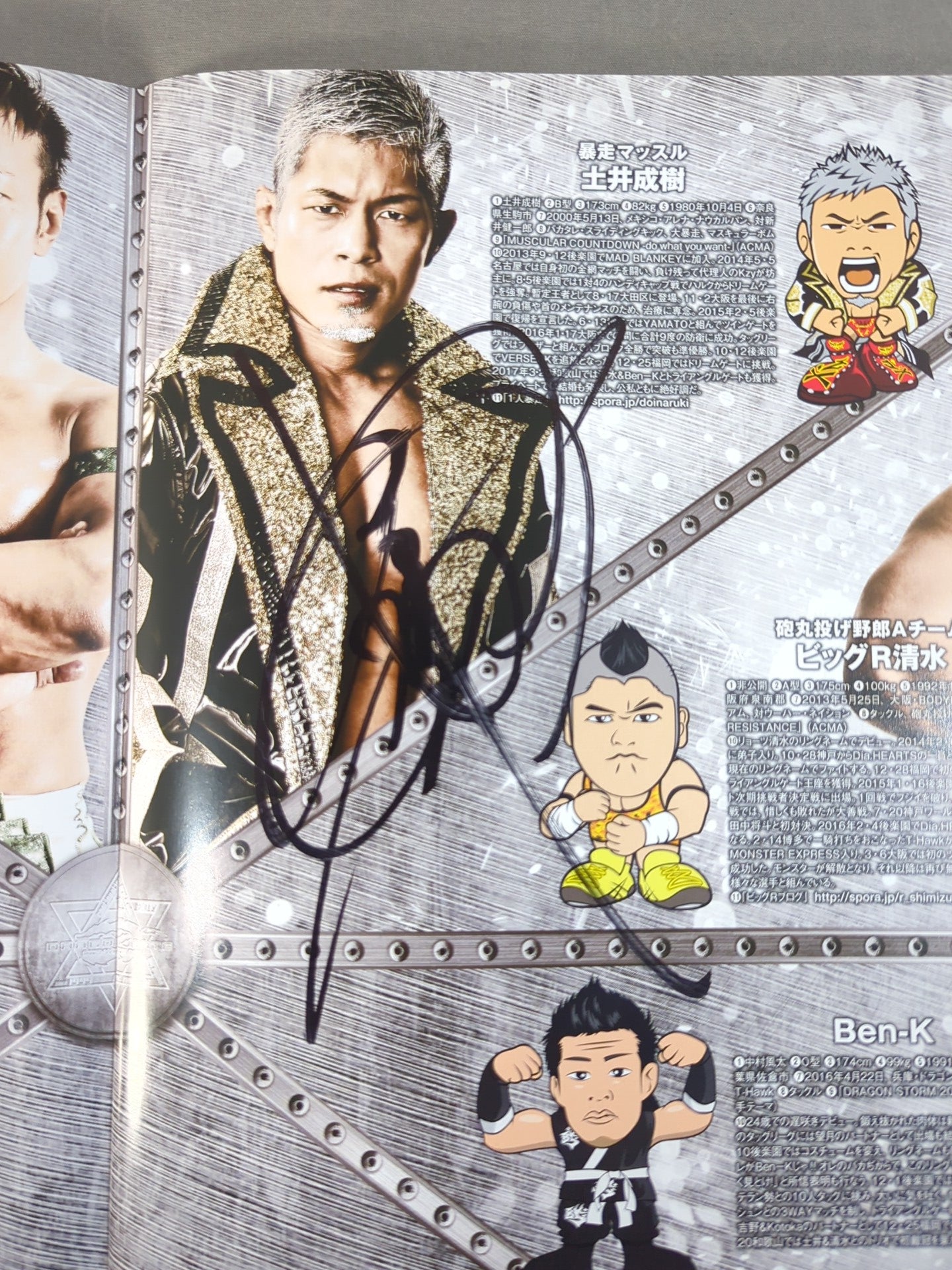 [2 fighters hand signed autograph 】2017 DRAGON GATE OFFICIAL PAMPHLET Vol.56