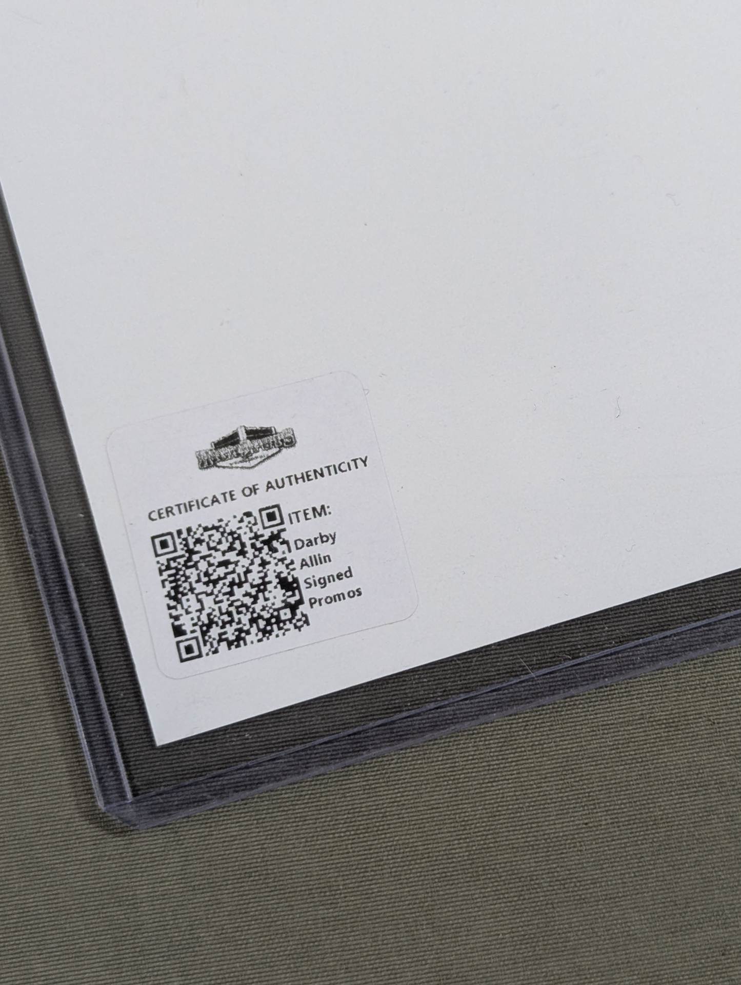 ダービー・アリン 直筆サイン入り ポートレート – 闘道館