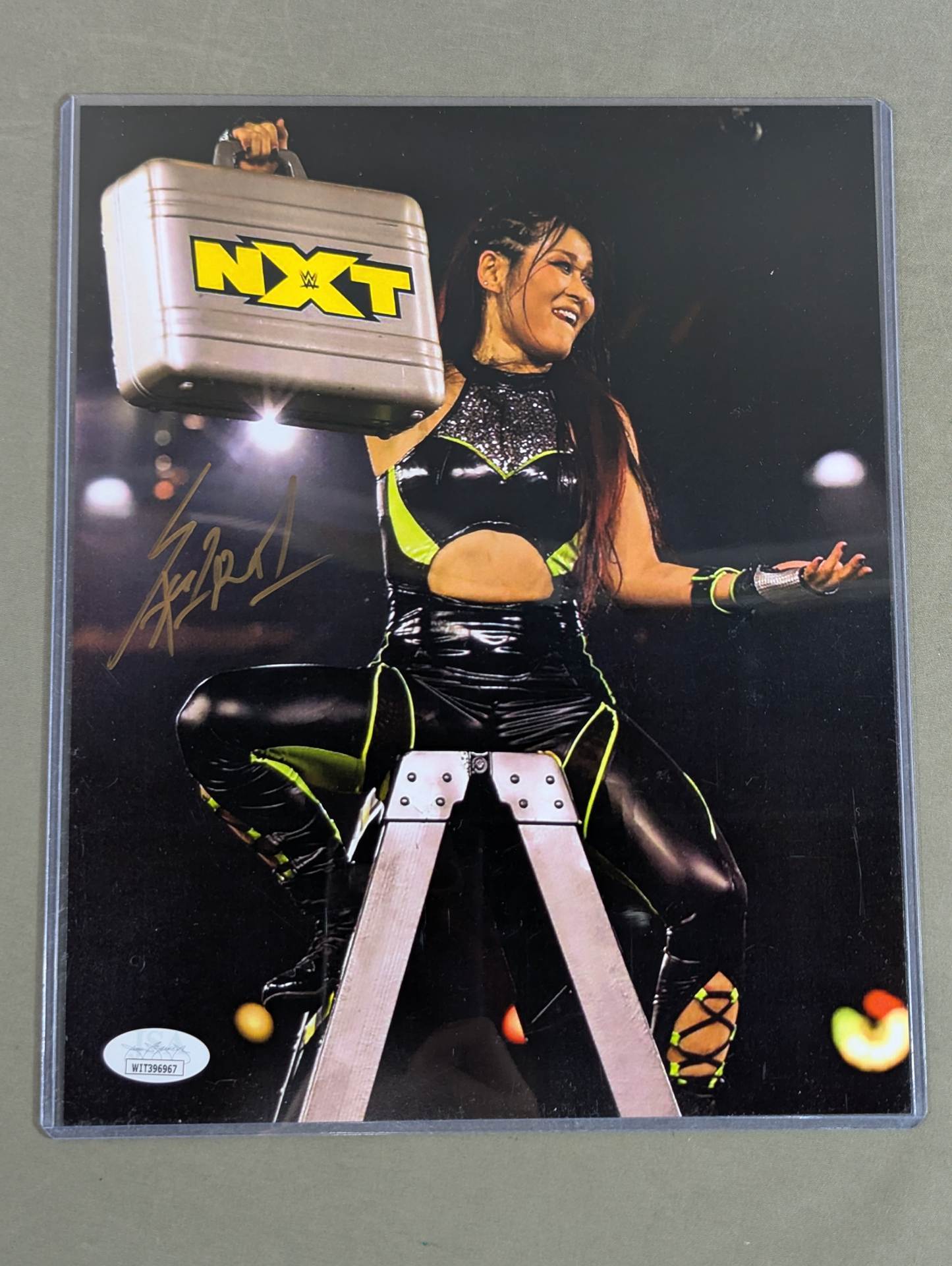 紫雷イオ 直筆サイン入りポートレート(JSA証明) – 闘道館