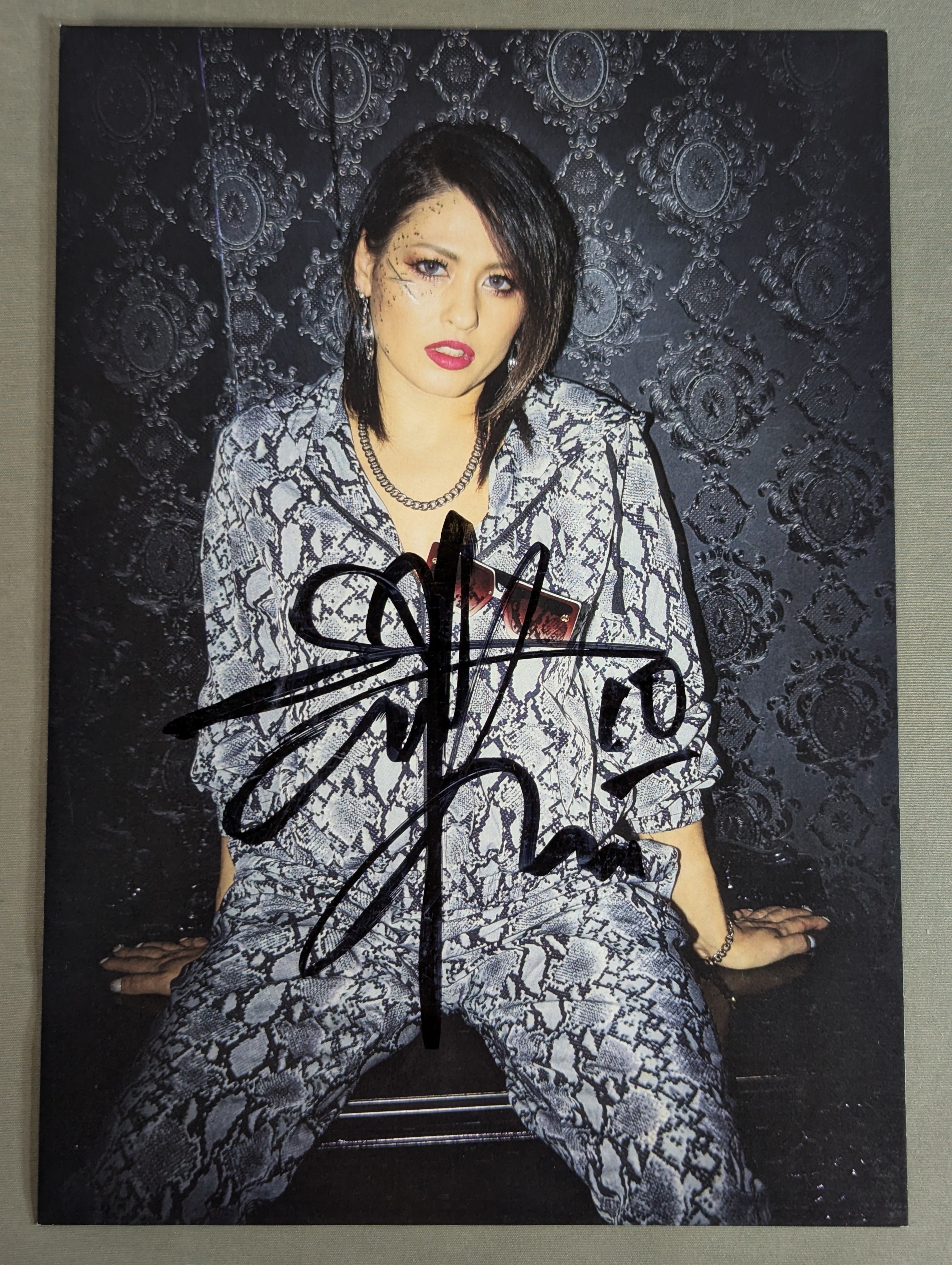 ジュリア 直筆サイン入り ポートレート(A-4) – 闘道館