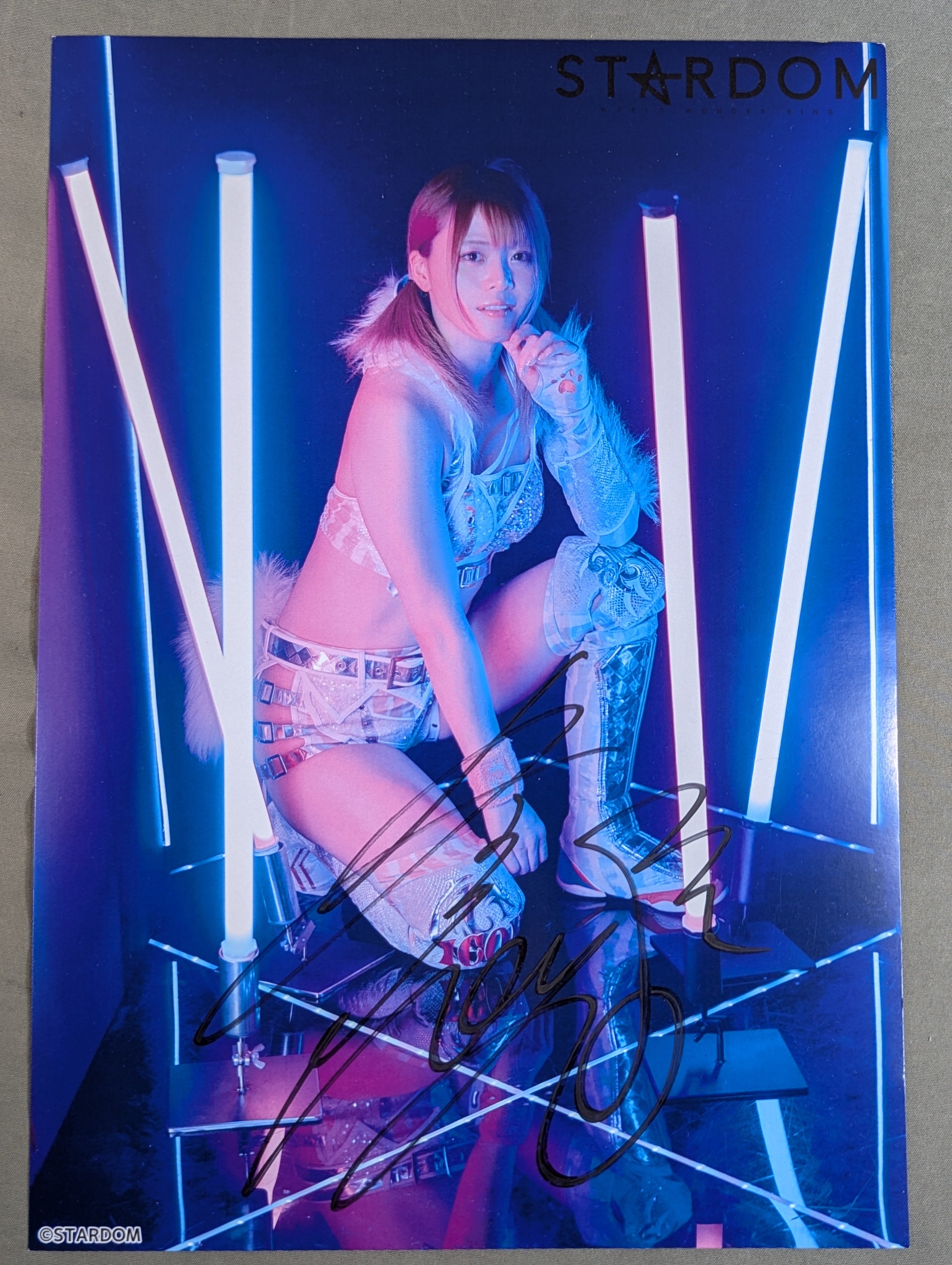 岩谷麻優 直筆サイン入り スターダムポートレート(U-8) – 闘道館