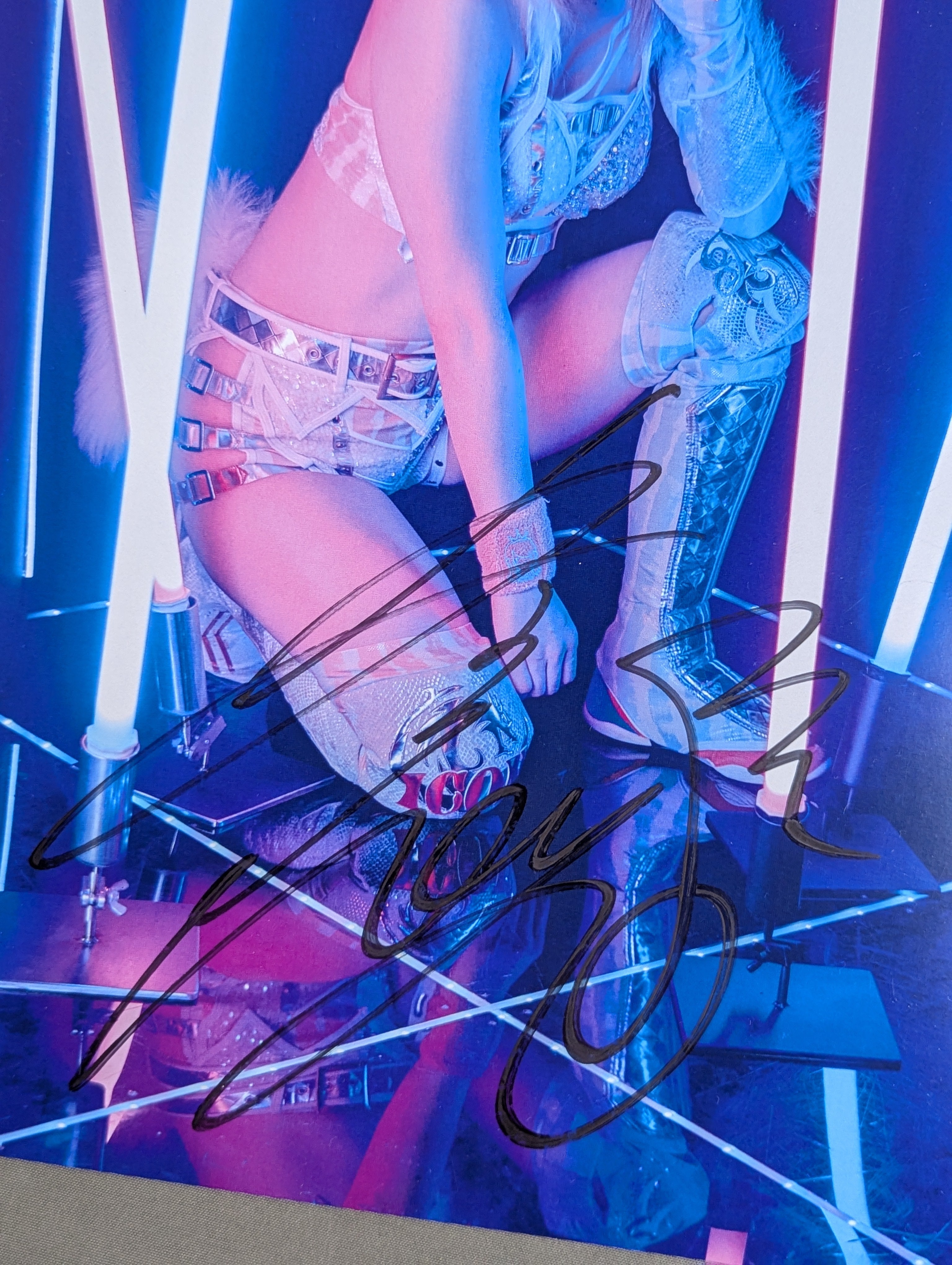 岩谷麻優 直筆サイン入り スターダムポートレート(U-8) – 闘道館