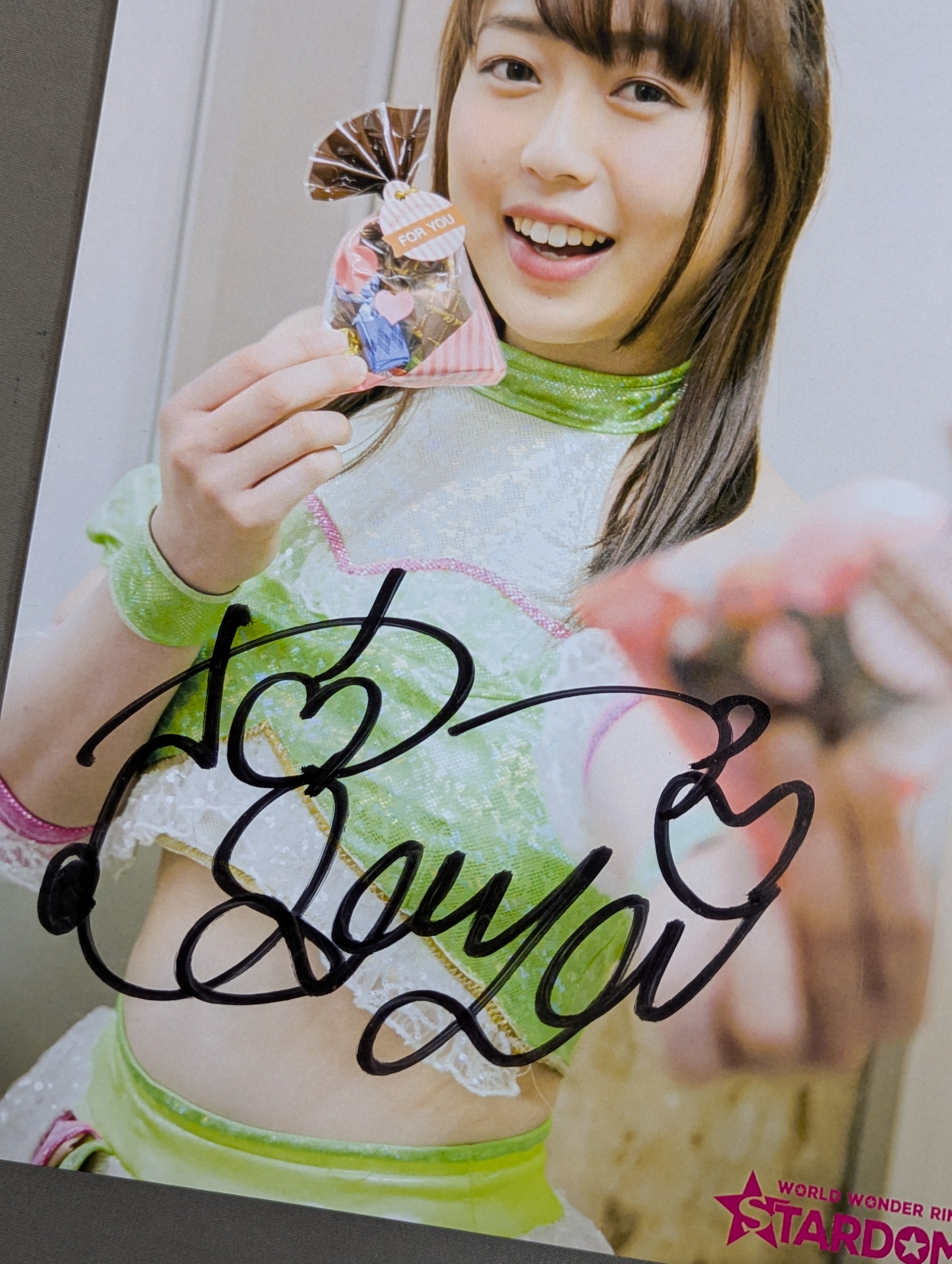 上谷沙弥 直筆サイン入り スターダムポートレート(V-5) – 闘道館