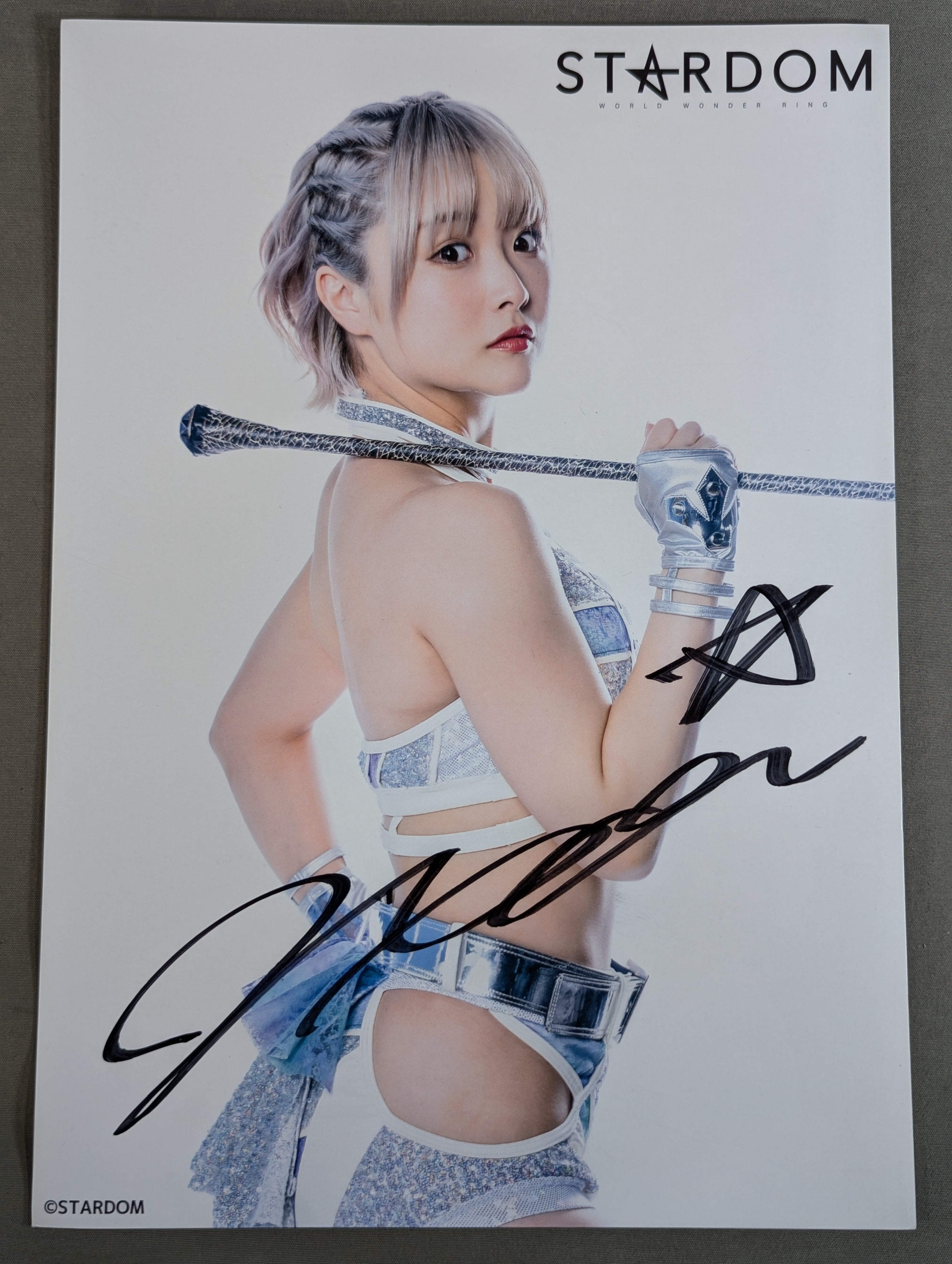 なつぽい 直筆サイン入り スターダムポートレート(P-6) – 闘道館