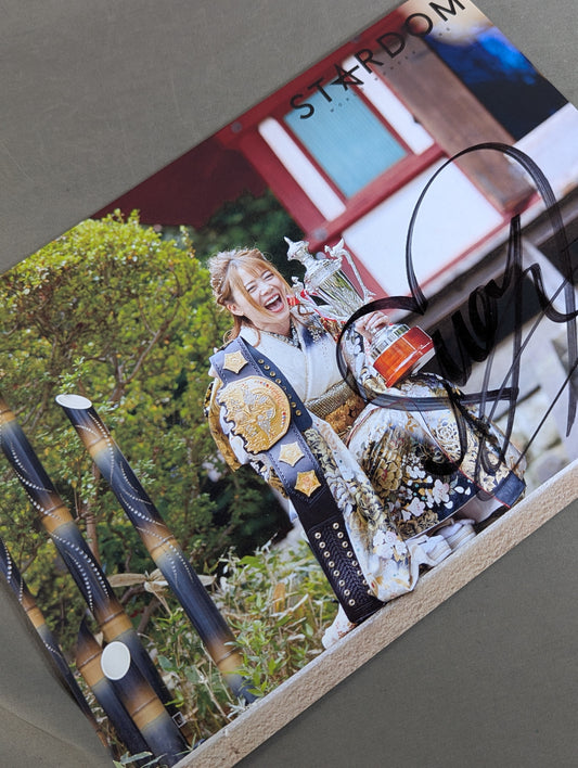 ★IWGP★ Mayu Iwatani  hand signed autograph Stardom Pro-Photo  (B-7)