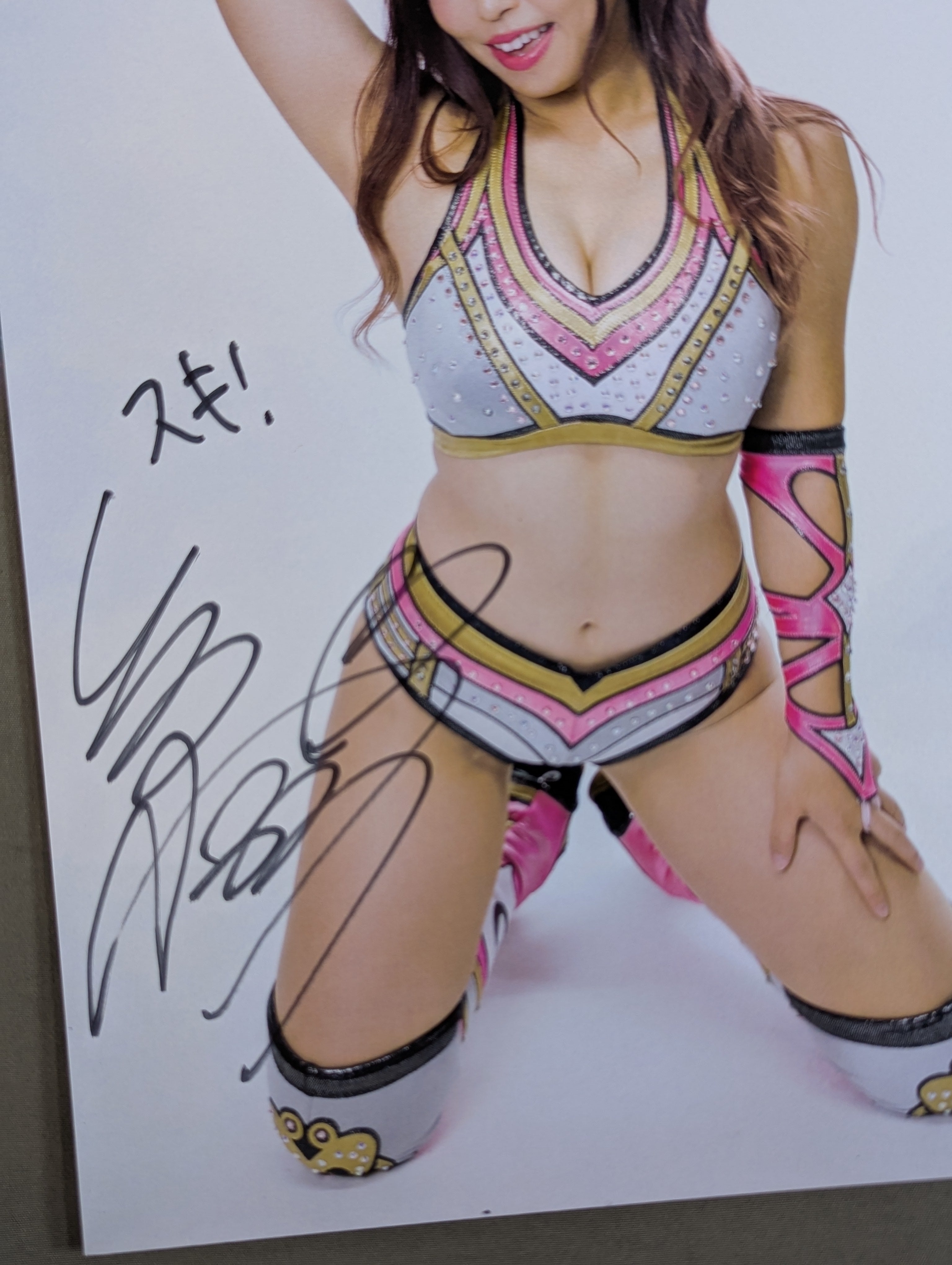 白川未奈 直筆サイン入り スターダムポートレート(I-8) – 闘道館