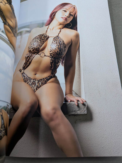 【直筆サイン入り】白川未奈 写真集 We Want MINA (Premium ver.)