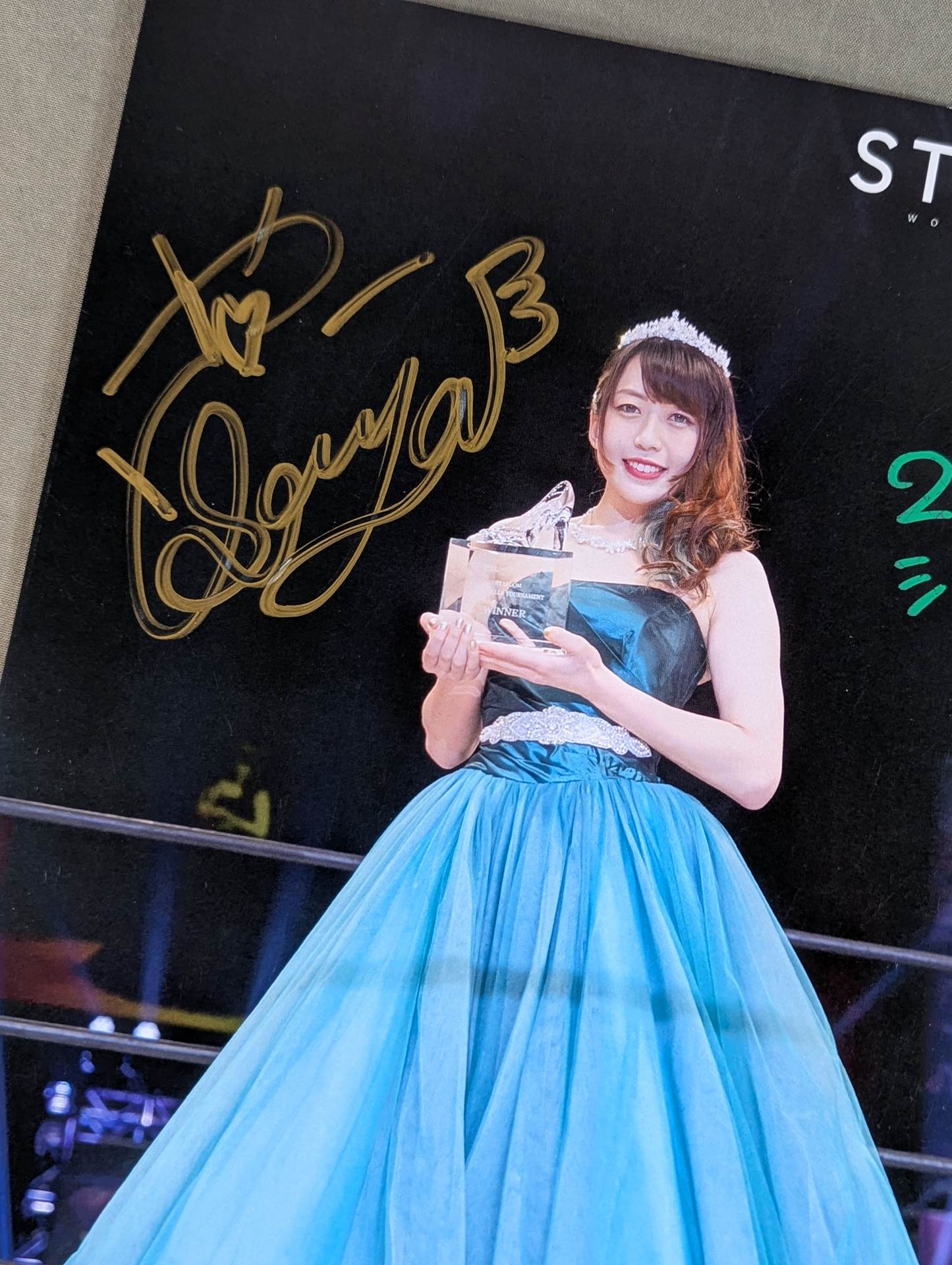 上谷沙弥 直筆サイン入り スターダムポートレート(V-7) – 闘道館