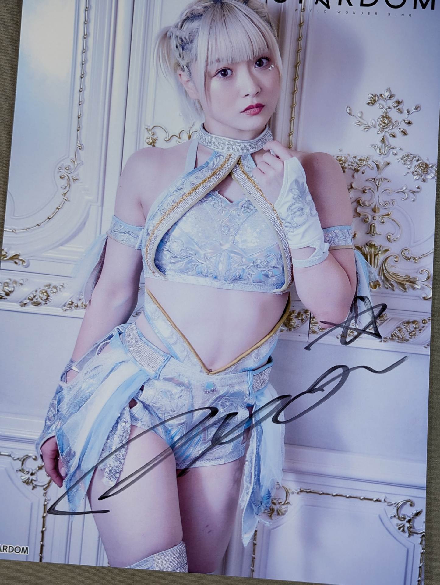 なつぽい 直筆サイン入り スターダムポートレート(P-7) – 闘道館