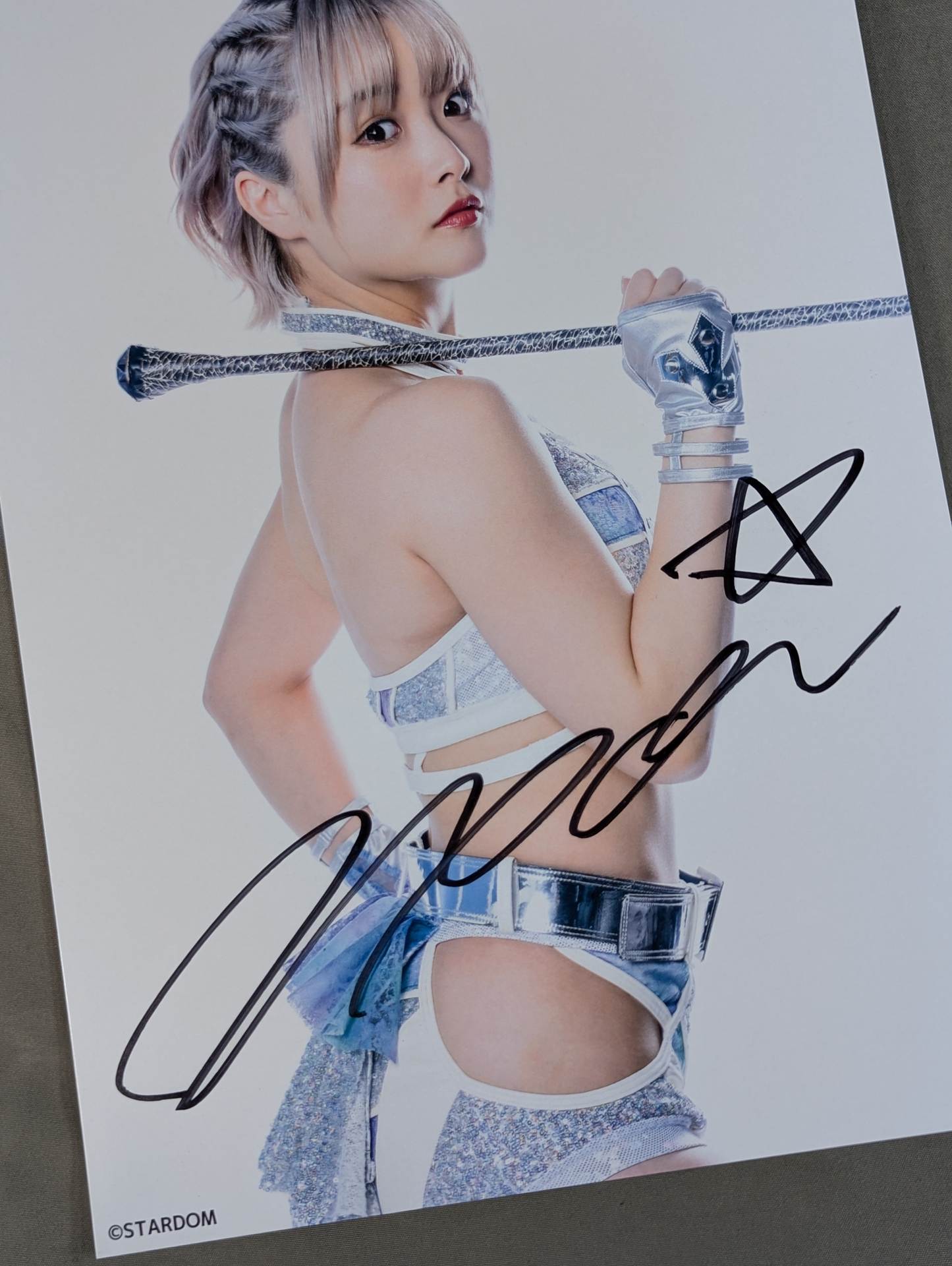 なつぽい 直筆サイン入り スターダムポートレート(P-9) – 闘道館