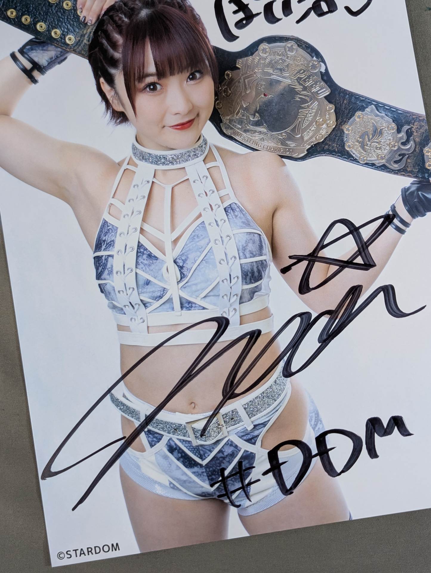 なつぽい 直筆サイン入り スターダムポートレート(Q-5) – 闘道館