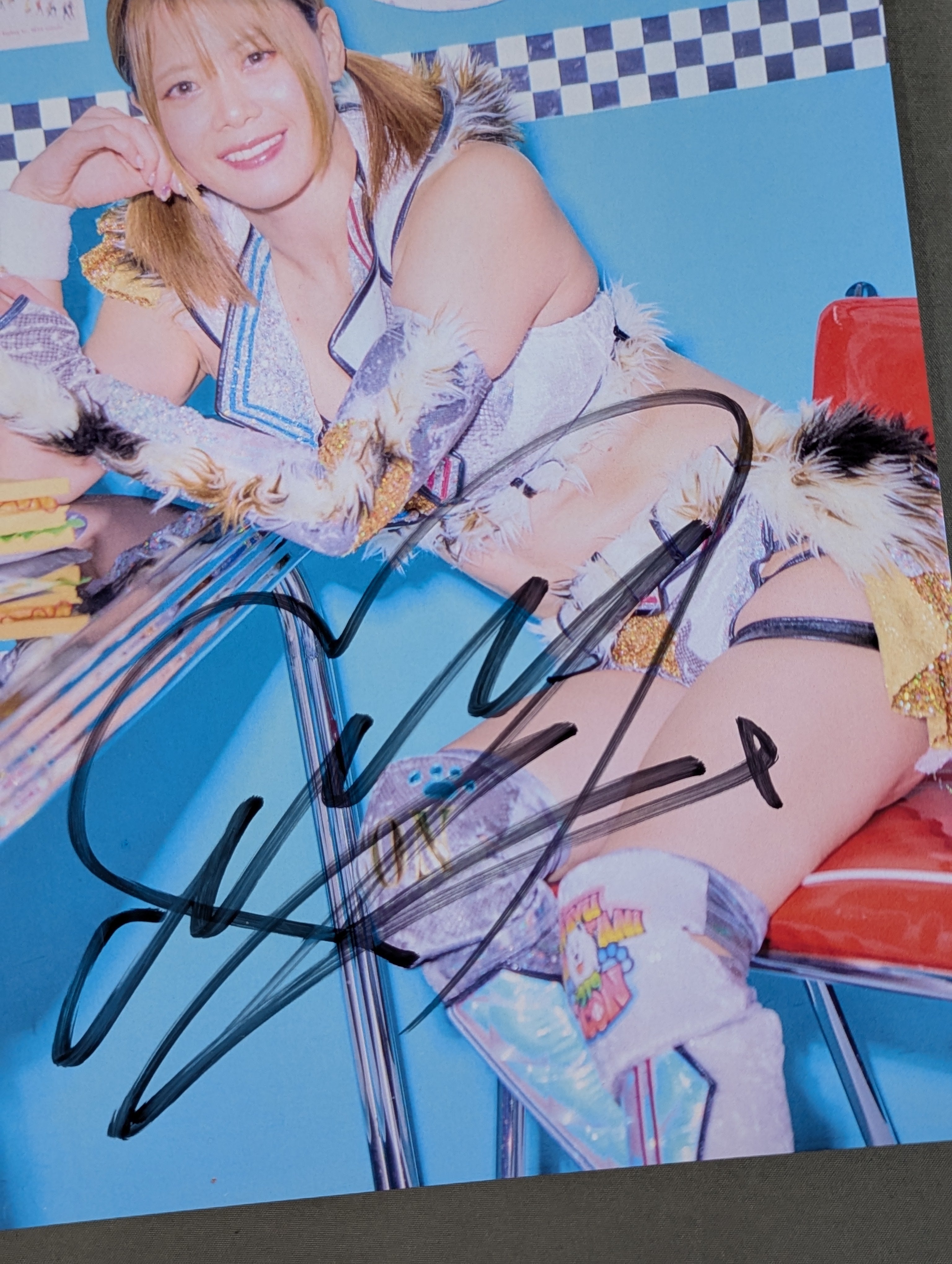 岩谷麻優 直筆サイン入りポートレート(A-4) – 闘道館