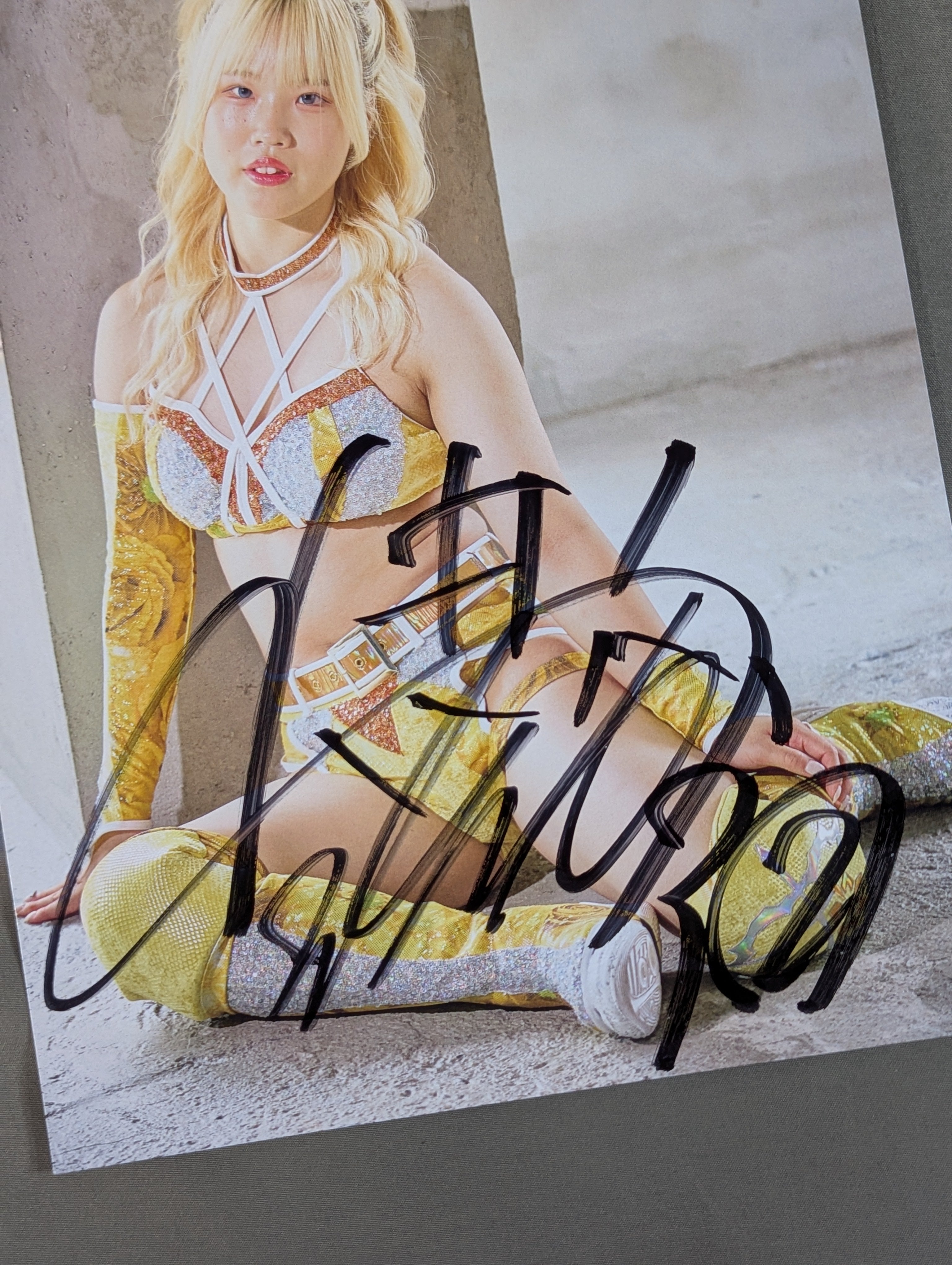 ビクトリア弓月 直筆サイン入り ポートレート(B-3) – 闘道館