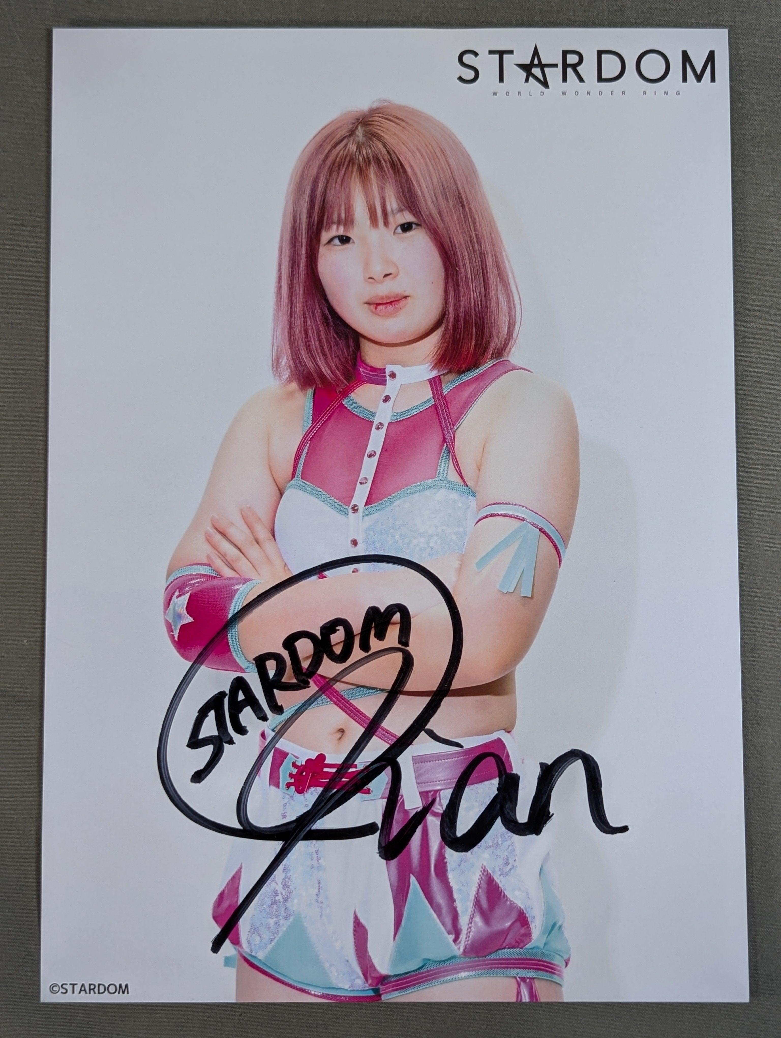 梨杏 直筆サイン入り スターダムポートレート(A-2) – 闘道館