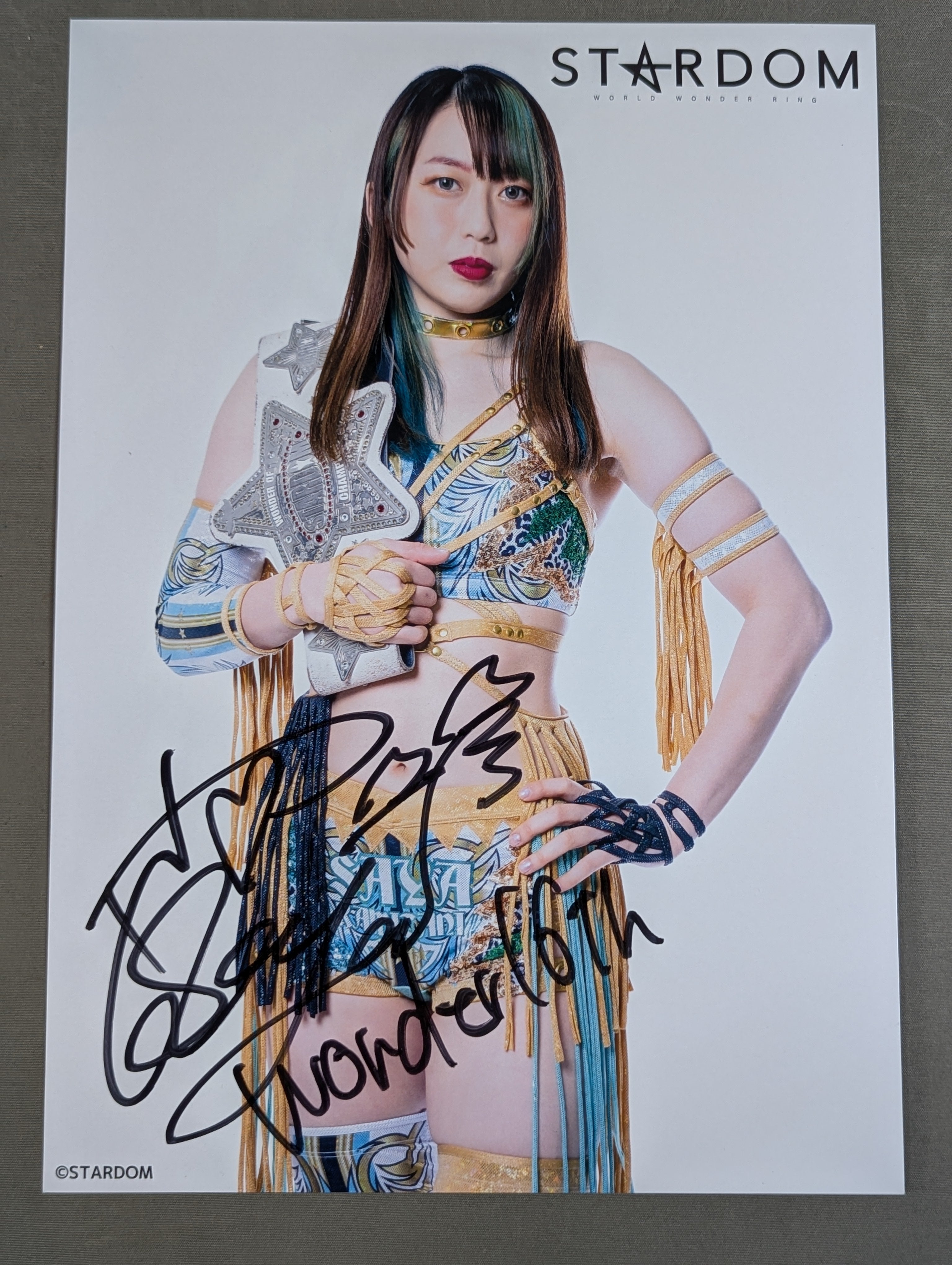 上谷沙弥&スターライト・キッド 直筆サイン入りポスター B2サイズ 上谷沙弥 直筆サイン入り スターダムポートレート(V-8) – 闘道館