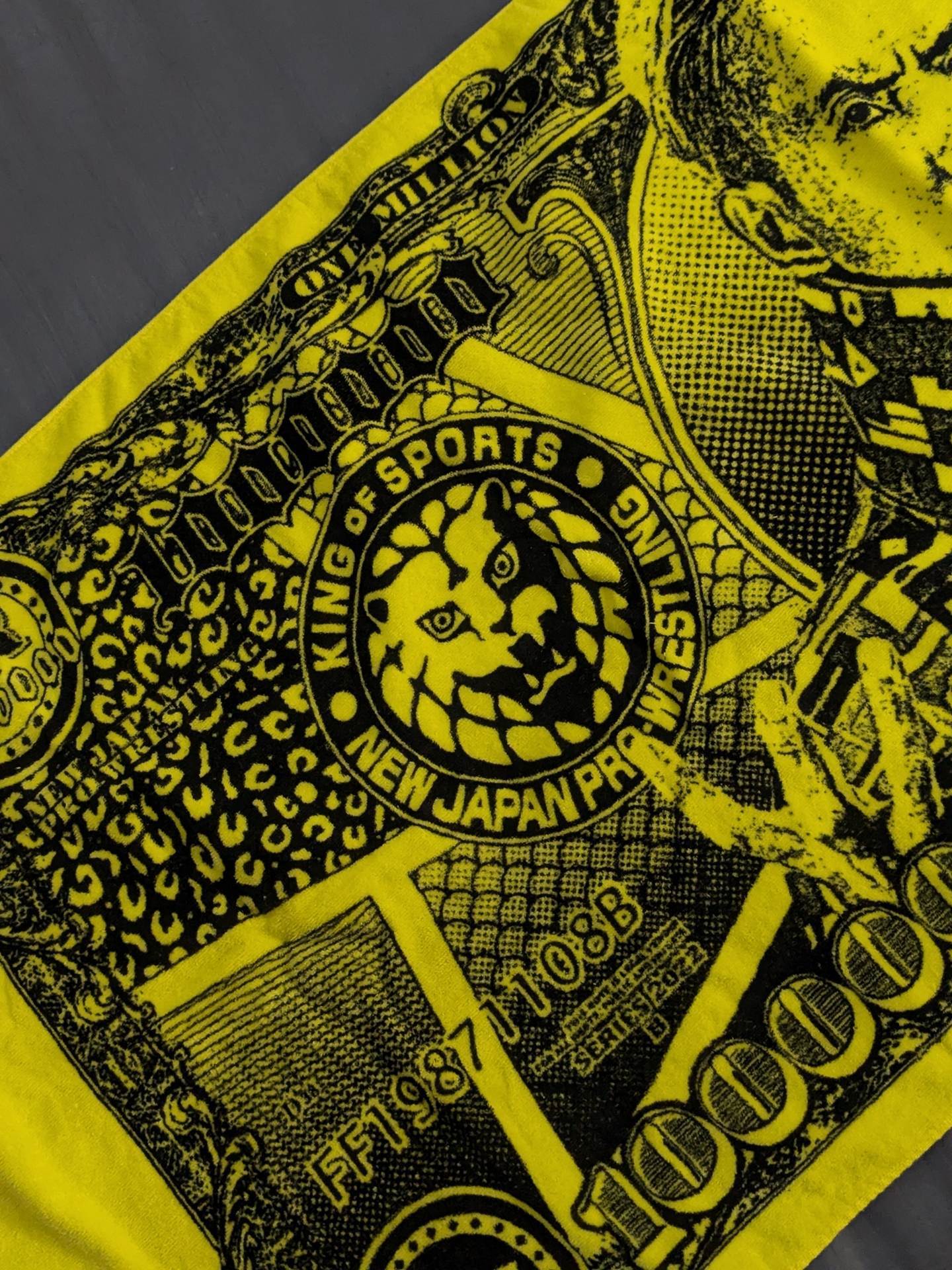 オカダ・カズチカ「レインメーカードル」バスタオル(2022) – 闘道館