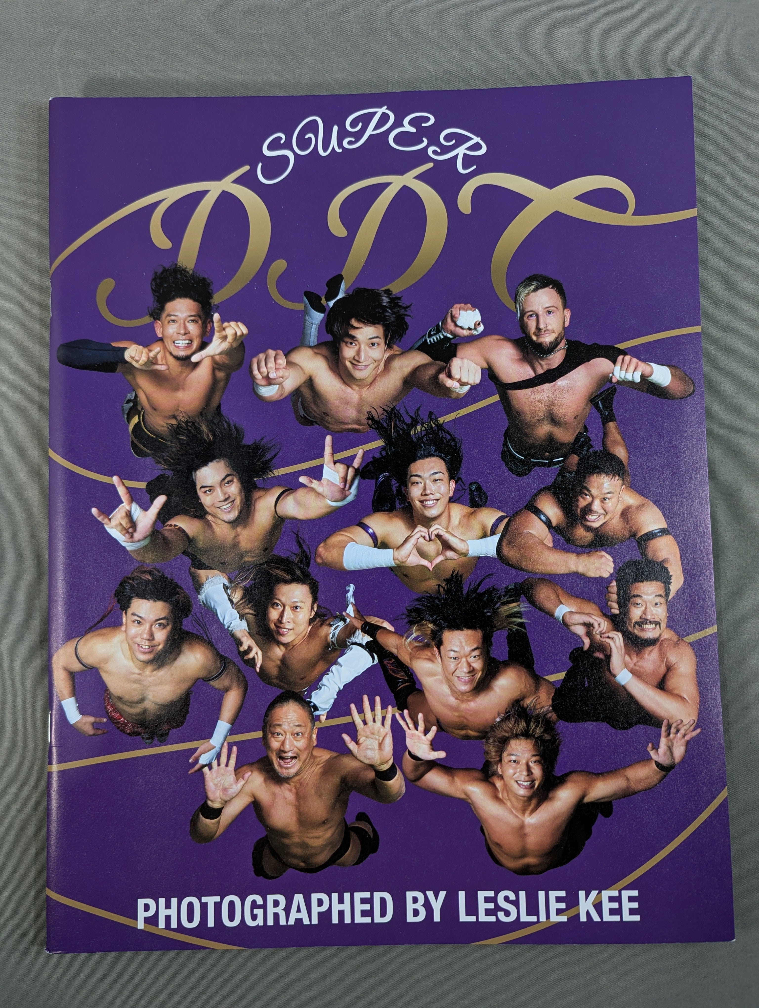 LESLIE KEE × DDT 写真集 『SUPER DDT』(青表紙×紫表紙 Ver.) – 闘道館