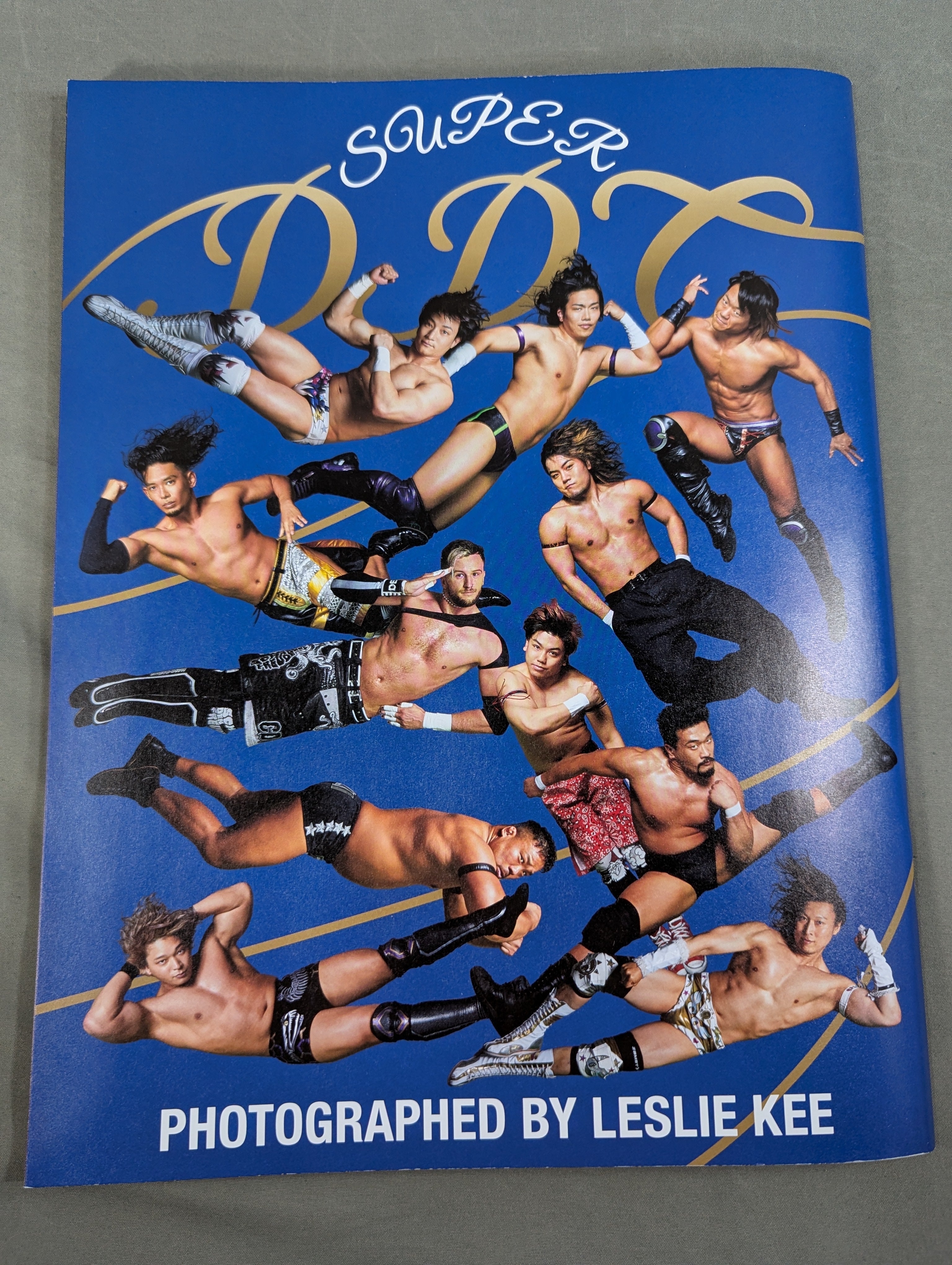 LESLIE KEE × DDT 写真集 『SUPER DDT』(青表紙×紫表紙 Ver.) – 闘道館