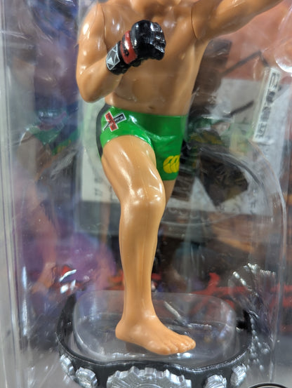 Yuki Kondo (with belt, yellow-green pants, left hook)