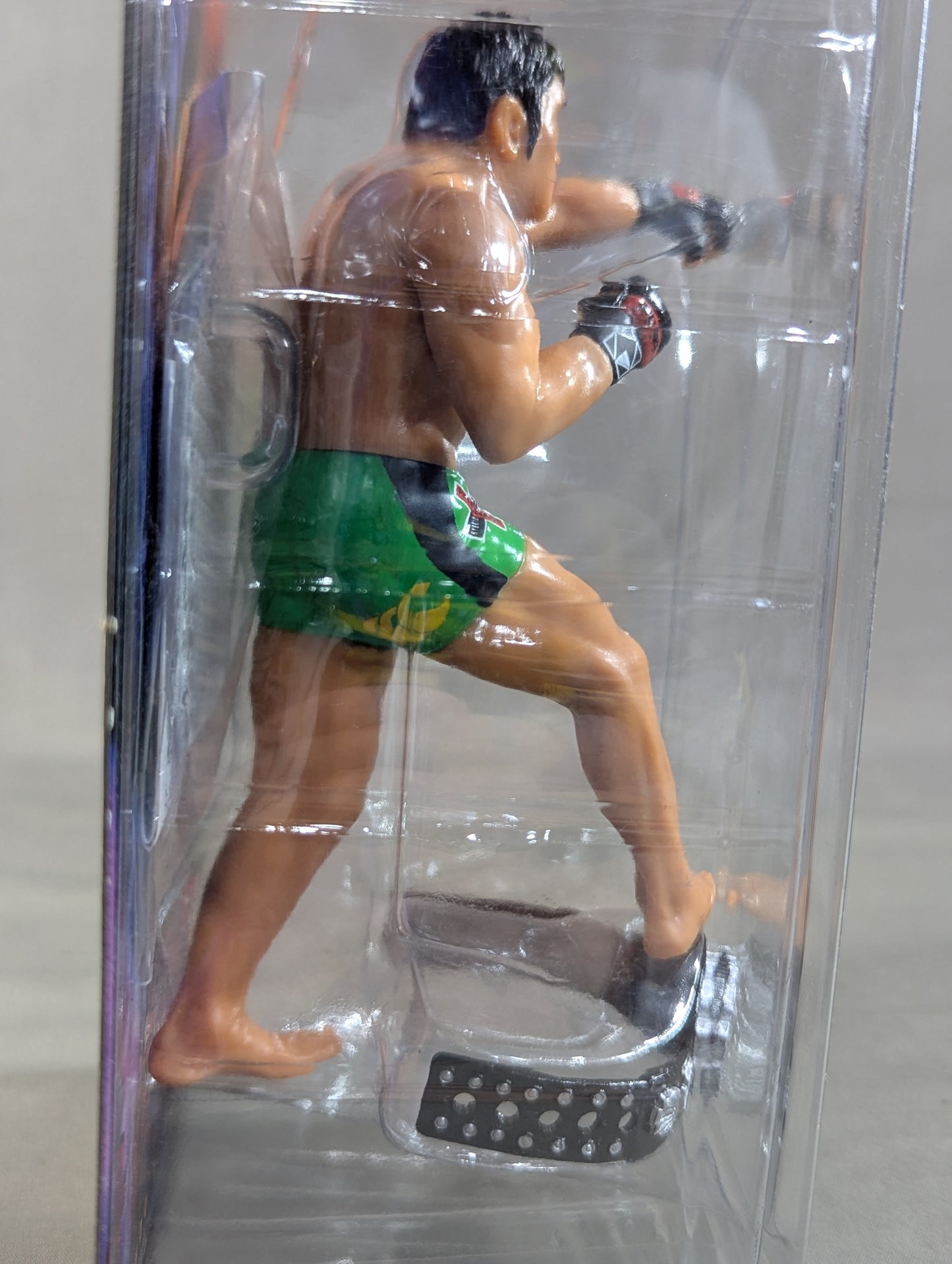 Yuki Kondo (with belt, yellow-green pants, left hook)