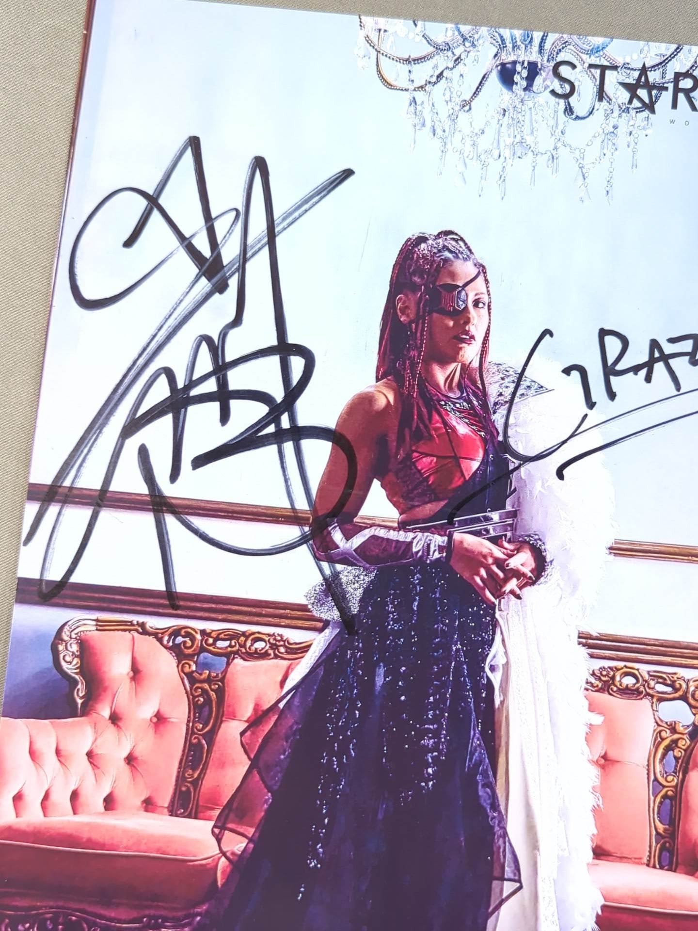 ジュリア 直筆サイン入り スターダムポートレート(D-9) – 闘道館