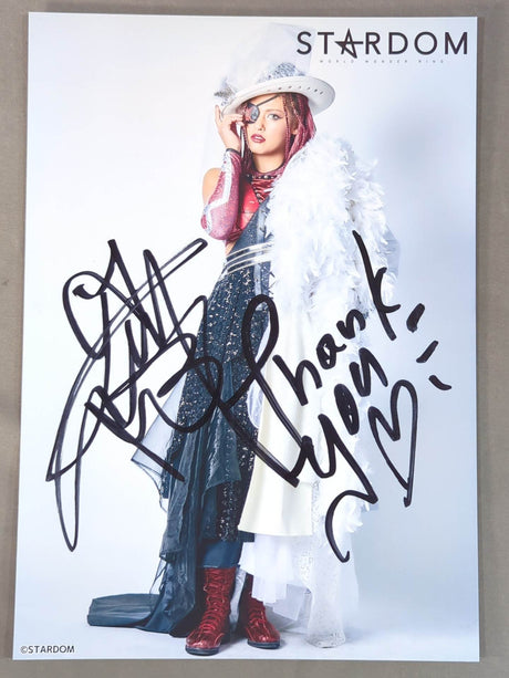 ジュリア 直筆サイン入り スターダムポートレート(E-4)