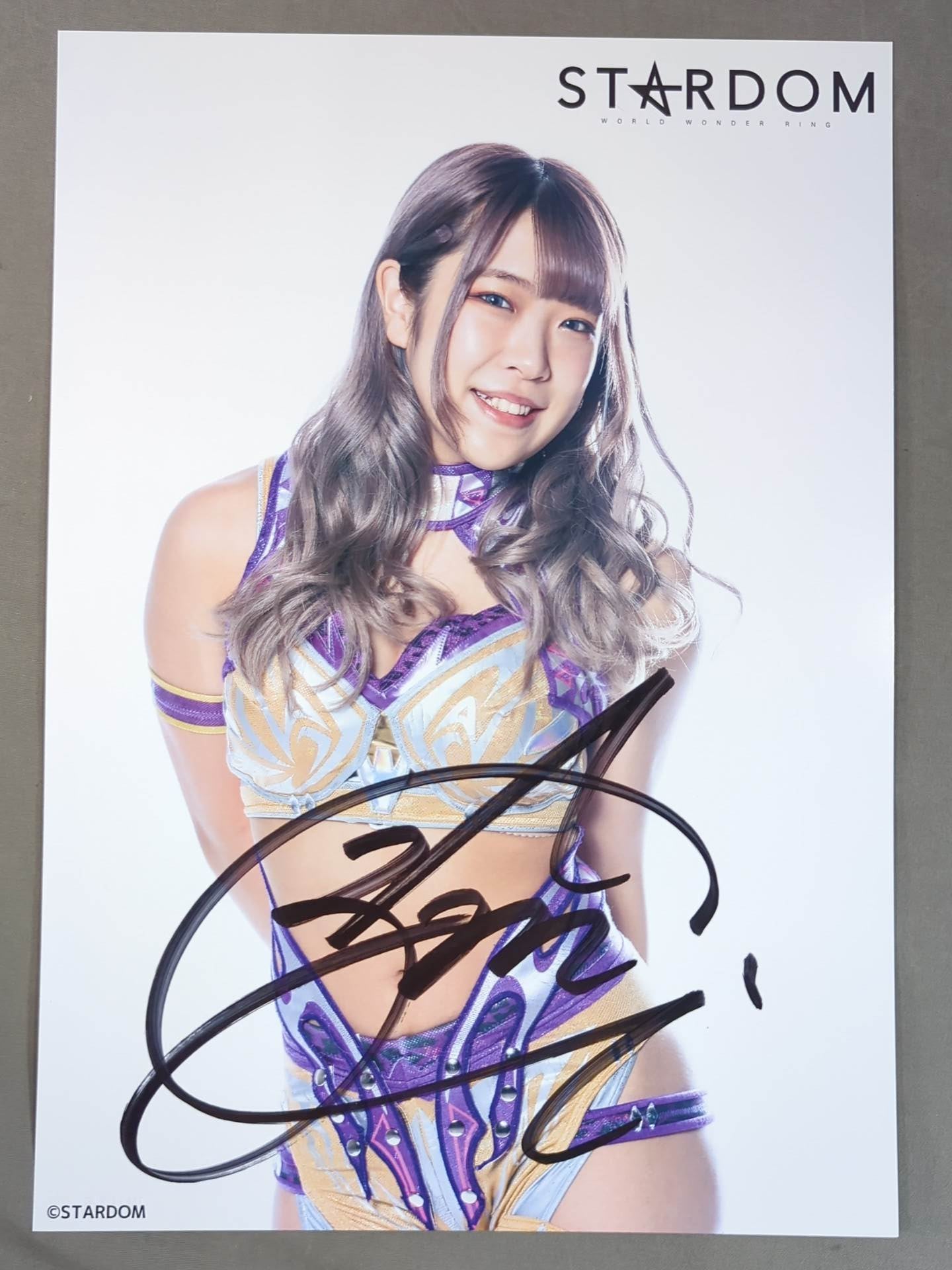 AZM 直筆サイン入り スターダムポートレート(R-8) – 闘道館